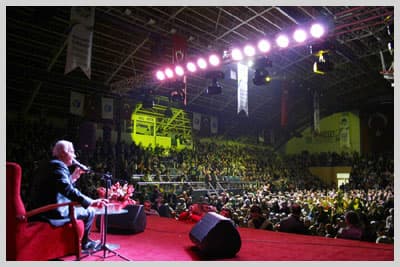 <font face="verdana,geneva" size="2"><br />Programa<strong> <font color="#993300">AK Parti Sakarya İl Başkanı Yusuf Alemdar</font></strong><font color="#993300">,</font> <font color="#993300"><strong>Sakarya M&uuml;ft&uuml;s&uuml; Sinan Cihan</strong></font>, il&ccedil;e ve belde belediye başkanları da katıldı.<br /><br />Programda<strong> Abdurrahman &Ouml;n&uuml;l</strong> de birbirinden g&uuml;zel ilahiler seslendirdi. İstek par&ccedil;aları da seslendiren &Ouml;n&uuml;l, katılanlar tarafından ayakta alkışlandı.<br /><br />Daha sonra, Do&ccedil;. Dr. Nihat Hatipoğlu, <strong>Hz. Muhammed</strong>'in hayatından &ouml;rnekler anlattı. Salonun kadın ağırlıklı olmasından dolayı Hz. Peygamber'in kızlarını ve kızları ile olan ilişkilerini anlatan Hatipoğlu, <font color="#993300">&ldquo;Bir baba d&uuml;ş&uuml;n&uuml;n ki &ccedil;ocuğu yanına geldiğinde ayağa kalkıyor. Kim bunu yapar? Kim b&ouml;yle bir sevgiyi, b&ouml;yle bir saygıyı y&uuml;reğinde barındırır? Tabi Hz. Muhammed (s.a.v). Biz O'nu hayatımızın her alanında &ouml;rnek edinmeliyiz&rdquo;</font> dedi. Sahabilerin hayatından da &ouml;rnekler veren Hatipoğlu, katılanlara duygu dakikalar yaşattı.<br /></font>