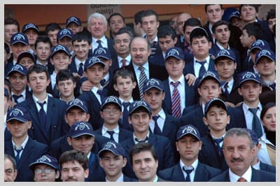 <font size="2"><font face="verdana,geneva"><strong><br />Ama ben s&ouml;z verdim, 3 milyar dolar yatırım yapacağız</strong>.<font color="#993300"> <strong>Kaynağımız T&uuml;rkiye</strong></font><font color="#993300">. Eğitime y&uuml;zde 100'l&uuml;k destek kampanyası ve belediyelerin yardımlarıyla okul yapımlarıyla T&uuml;rkiye tam bir şantiyeye d&ouml;nd&uuml;</font>. &Ouml;ğretmen a&ccedil;ığına gelince, Sakarya'da bir &ouml;ğretmene 21 &ouml;ğrenci d&uuml;şmekte. Bu Avrupa Birliği standardıdır. Norm kadro a&ccedil;ığı var. Ancak norm kadroyu tamamen doldurursanız, &ouml;ğretmenlerin gelirlerini d&uuml;ş&uuml;rs&uuml;n&uuml;z. Norm kadroya g&ouml;re &ouml;ğretmen a&ccedil;ığı var, ancak boş ge&ccedil;en dersimiz yok. Sakaryalı &ouml;ğrencilerimize 6 bin 200 bin bilgisayar temin ettik. &Ouml;ğrencilerimiz derslerinde bilgisayardan yararlanıyorlar. Okullarımızın y&uuml;zde 90'ının da internet bağlantısı var. <strong>T&uuml;rkiye bug&uuml;n d&uuml;nden daha iyidir.</strong> T&uuml;rkiye'nin n&uuml;fusu gen&ccedil;. Bu gen&ccedil; nesli meslek sahibi yapmayı ama&ccedil;lıyoruz. O zaman Avrupa Birliği'ne girmeden de iş&ccedil;ilerimiz orada iş bulacak. &Ccedil;&uuml;nk&uuml; Avrupa'nın n&uuml;fusu yaşlanıyor. Şimdi istikbal m&uuml;cadelesi veriyoruz. <strong><font color="#993300">Eğitim bizim istikbal m&uuml;cadelemizdir.</font></strong> <font color="#993300">Ayrıca G&uuml;neydoğu'da ve Kuzey Irak'ta şehit olan askerlerimize rahmet diliyorum</font>&quot; dedi.</font></font>