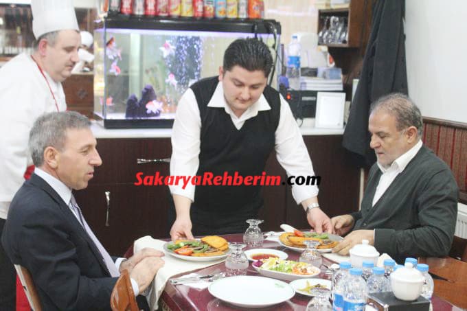 Kenan Işık, Sakarya&#8217;nın meşhur yemeklerini tattı