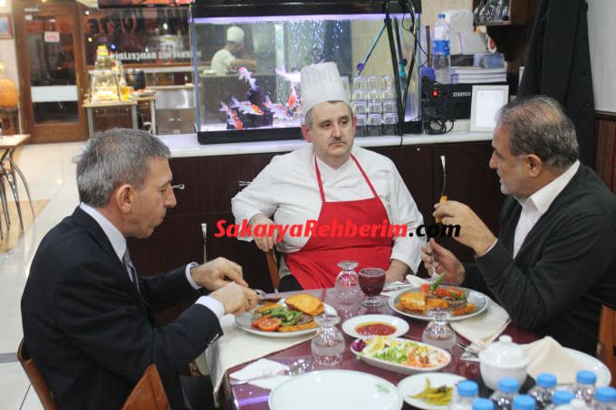 Kenan Işık, Sakarya&#8217;nın meşhur yemeklerini tattı