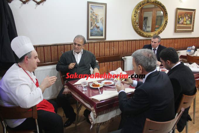 Kenan Işık, Sakarya&#8217;nın meşhur yemeklerini tattı