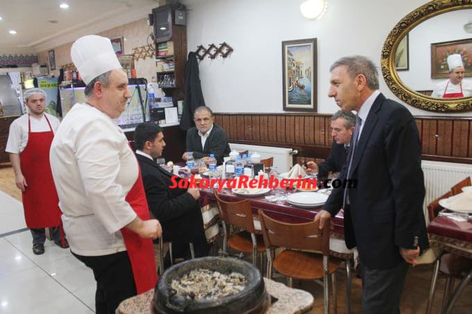 Kenan Işık, Sakarya&#8217;nın meşhur yemeklerini tattı