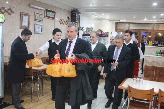 Kenan Işık, Sakarya&#8217;nın meşhur yemeklerini tattı