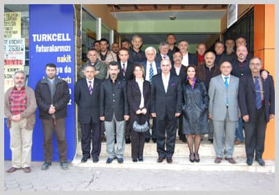 <p><font size="2"><font face="verdana,geneva"><strong>TOPLANTI</strong><br /><br />G&ouml;reve geldiği birinci ayında, ekibiyle birlikte<strong> Kocaali</strong> ve<strong> Karasu</strong> il&ccedil;esine giden <font color="#993300">CHP İl Başkanı Vahit Serbes,</font> buralarda &ccedil;eşitli a&ccedil;ıklamalarda bulundu. İlk olarak Kocaali İl&ccedil;esine giderek <strong><font color="#993300">Başkan Cengiz Murat Altuntaş</font></strong> ile g&ouml;r&uuml;şen İl Başkanı Serbes, ardından<strong> Karasu İl&ccedil;e Başkanı S&uuml;leyman Filizfidanoğlu</strong> ile g&ouml;r&uuml;şerek, parti y&ouml;neticileriyle toplantı yaptı.</font></font></p><p><font size="2"><font face="verdana,geneva"><strong>KUCAKLAMA</strong><br /><br />Her iki il&ccedil;ede yaptığı toplantılarda CHP&rsquo;nin il merkezinde &ccedil;ok kararlı bir &ccedil;alışma i&ccedil;ine girdiklerini ifade eden <strong>CHP&rsquo;li Serbes</strong>; <font color="#993300">&ldquo;Bundan bir ay &ouml;nce İl Başkanı g&ouml;revine geldiğimden bu yana hep kararlı &ccedil;alışmalar i&ccedil;ine girdik ve bunun neticelerini de almaya başladık. Bir ayda bir&ccedil;ok &ccedil;alışma kat ettik. Sakarya&rsquo;da CHP bir değişim s&uuml;reci başlamıştır.</font> Bundan sonra her ay iki il&ccedil;ede toplantı yapacağız. Sakarya&rsquo;da ben ve arkadaşlarım partinin tabelasına takılı kalıp, belli sınıflarda politika yapmak gibi bir &ccedil;alışmamız kesinlikle olmayacaktır. Partimiz Atat&uuml;rk ve belli bireyler tarafından kurulmuş, en b&uuml;y&uuml;k partidir. Bizle birleşmek isteyen diğer partilerdeki mutsuz ve k&uuml;sk&uuml;n herkesi partimizde kucaklamayı bekliyoruz. Partimizin kapısı herkese a&ccedil;ıktır&rdquo; diye konuştu.</font></font></p><p><font size="2"><font face="verdana,geneva"><strong>HEDEF<br /></strong><br />AKP&rsquo;nin toplama ve ideolojisi hi&ccedil; belli olmayan pati olduğunu iddia eden <strong>Başkan Vahit Serbes</strong>; <font color="#993300">&ldquo;AKP, i&ccedil;imizden 3&ndash;4 kişiyi arasına alıp, CHP&rsquo;yi kullanabilir. Sakın buna inanmayın ve g&uuml;venmeyin. AKP Amerika&rsquo;nın isteği ile gelen ve onun isteğini yapan ve onun isteği ile gidecek olan partidir. Bu sebeple herkesin CHP&rsquo;ye g&uuml;venmesi gerekmektedir. Biz CHP olarak, zaman zaman oy kaybına uğrayabiliriz.</font> Meclise bile giremeyebiliriz. Ama hi&ccedil; kimse umutsuzluğa kapılmamalıdır. Bizim partimiz, doğuştan b&uuml;y&uuml;k partidir. &Ouml;n&uuml;m&uuml;zdeki mahalli se&ccedil;imlere b&uuml;y&uuml;k g&ouml;n&uuml;ll&uuml;l&uuml;kle inanarak, &ccedil;alışmanızı istiyorum. Başta <strong>Adapazarı B&uuml;y&uuml;kşehir</strong> ve <strong>Merkez Belediyesi'</strong>ni almak i&ccedil;in b&uuml;y&uuml;k &ccedil;alışma i&ccedil;erisindeyiz. Bizim ilk hedefimiz de bu belediyeleri almaktır. İl&ccedil;e belediyelerinde ise ayrı bir &ccedil;alışmamız vardır. <font color="#993300">Diğer partiler hızlı bir şekilde gerilemektedir. Sol partiler ise bizim etrafımızda birleşeceklerdir&rdquo;</font> dedi.</font></font></p>