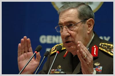 <p><font face="verdana,geneva" size="2">Cumartesi g&uuml;n&uuml; <strong>Milliyet Gazetesi</strong> &ouml;nemli bir meslek başarısı elde ederek<strong> </strong>Genelkurmay Başkanı Orgeneral Yaşar B&uuml;y&uuml;kanıt ile r&ouml;portaj yaptı. <strong><font color="#000000">Gazete Genel Yayın Y&ouml;netmeni Sedat Ergin</font></strong>'in yaptığı m&uuml;lakatta<strong> B&uuml;y&uuml;kanıt diyor ki</strong>: <font color="#993300">&quot;Hi&ccedil; kimsenin bize &ccedil;ekil mekil dediği yok. Bu tamamen asker&icirc; gerek&ccedil;elerle alınmış bir karardır. &Ccedil;ekil diye ne siyasi kanattan ne de yabancılardan ima gelmedi. Yabancıların kısa s&uuml;rs&uuml;n diye deme&ccedil;leri oldu.</font> Bunun sorumluluğunun hepsi bize ait. <strong>Erken &ccedil;ekildi diyorlarsa gelsinler orada 24 saat kalsınlar</strong>.&quot; Şimdi bu s&ouml;ze ne denir? Tepeden tırnağa haklı B&uuml;y&uuml;kanıt. Manzaranın aslı bu ise, laftan laf &uuml;retip, kara harek&acirc;tı gibi fevkalade &ouml;nemli bir konu siyasete ni&ccedil;in alet ediliyor?</font></p><p><font face="verdana,geneva" size="2">Bazı meslektaşlarımızın asabı fena halde bozuk, moralleri yerinde değil. O y&uuml;zden de bir hayli marjinal k&ouml;şelere ka&ccedil;mış insan var bu &uuml;lkede. Ancak kitle gazetesi haline gelmiş ve her kesimden okur (ya da seyirci) bulmuş basın kuruluşları aşırı derecede politize olmuş durumda. Bazı konular vardır ki<strong> </strong>siyaset &uuml;st&uuml; bir nazar ister. O kuşatıcı bakış a&ccedil;ısını yakalayamayan ama kendini merkezde g&ouml;rmeye devam eden medya grupları bir yandan halktan kopar; diğer yandan da &uuml;lkeyi maceralara s&uuml;r&uuml;kler. Ordunun geri &ccedil;ekilmesi &uuml;zerine başlatılan yıpratıcı propagandaya en anlamlı cevap yine Yaşar B&uuml;y&uuml;kanıt'tan geldi: &quot;<strong>Yapılan eleştiriler &ccedil;ok insafsız. Harek&acirc;ta g&ouml;lge d&uuml;ş&uuml;ren bir yaklaşım. Ger&ccedil;ekten &ccedil;ok &uuml;z&uuml;ld&uuml;m</strong>.&quot;</font></p><p><font size="2"><font face="verdana,geneva"><strong>Medyanın diline doladığı bir konu var ki</strong> dışarıdan bakan birileri belki meselenin aslına v&acirc;kıf olamayabilir; ancak gazeteciler i&ccedil;in sık&ccedil;a rastlanabilecek bir vak'adır<font color="#993300"><strong>. Ambargolu metin </strong></font>diye tabir edilen rutin konuşma metinlerinin zaman ve şartlara bağlı bir değişkenliği kabul edilir.<strong> Ambargo kalkmadan o metni esas olarak kullanamazsınız</strong>; aksi takdirde sadece konuşanı değil kendinizi de zor durumda bırakırsınız. <font color="#993300">Nitekim <strong>Başbakan Erdoğan</strong>'ın Ulusa Sesleniş konuşmasındaki ambargolu metin ayrıntısını atlayanlar, meslek&icirc; bir hata yaptı</font>. Genelkurmay Başkanı Milliyet'te neşredilen &ouml;zel r&ouml;portajda bu konuya da temas ediyor. Başkan'a g&ouml;re harek&acirc;tın bitiş tarihi &ouml;nceden s&ouml;ylenmemeli. Bu tarihin ifşa edilmesi askere pusu kurulmasını kolaylaştırırmış. Buna binaen B&uuml;y&uuml;kanıt şu yorumu yapıyor:<strong> &quot;Ulusa Sesleniş konuşmasında s&ouml;ylediği şey ('harek&acirc;t devam etmektedir' ifadesi) harek&acirc;tın emniyeti a&ccedil;ısından doğruydu. '&Ccedil;ekiliyor ya da &ccedil;ekilecek' denir mi, m&uuml;mk&uuml;n değil.&quot;</strong></font></font></p><p><font size="2"><font face="verdana,geneva"><strong>Genelkurmay Başkanı</strong> &ccedil;ok &ouml;nemli ayrıntılar veriyor, ama dinleyen kim? Bazı meslektaşlarımızın uyarmaya &ccedil;alıştığı havaya bakılacak olunursa <strong>Amerika'nın baskısına</strong> T&uuml;rkiye Cumhuriyeti h&uuml;k&uuml;meti ve T&uuml;rk Silahlı Kuvvetleri <strong>boyun eğdi</strong> ve ordumuz alelacele geri &ccedil;ekilmek zorunda kaldı.</font></font></p>