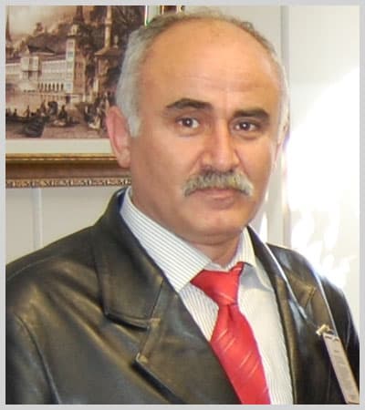 <font size="2"><font face="verdana,geneva"><strong><br />SAĞLAM YAPI<br /></strong><br />Şimdi bu iktidara<strong> t&uuml;m Yenikent adına soruyorum!</strong> <font color="#993300">&ldquo;Hani şehir genişleyecek, yeni sağlam zeminlere yapılar yapılacaktı? Biz mi g&ouml;remiyoruz?</font> Burası Almanya&rsquo;nın bir banliy&ouml; şehri mi oldu? Evlerimiz bir yerde, işyerlerimiz ayrı yerde ulaşımı metroyla yapılan bir banliy&ouml; şehrinde mi yaşıyoruz? Her g&uuml;n ortalama bir kazayla karşı karşıya kaldığımız bu uzun yolu katledip tabiri yerindeyse otelden işimize mi d&ouml;n&uuml;yoruz?&rdquo; Ayrıca b&ouml;lgemizde oturanların %12&rsquo;si emeklilerden oluşuyor. D&uuml;ş&uuml;nebiliyor musunuz bir ikametg&acirc;h senedi, bir n&uuml;fus c&uuml;zdanı değiştirme belgesi almak i&ccedil;in mevcut yolu gitmek zorundalar. <br /><br /></font></font><font size="2"><font face="verdana,geneva"><strong>G&Ouml;R&Uuml;Ş ALINMALIYDI<br /></strong><strong><br />Yerel gazetelerde</strong> Yenikent&rsquo;in sesinin &ccedil;ok cılız &ccedil;ıktığı yazılmıştı. Onun şimdi nasıl &ccedil;ıkacağını <strong>hep beraber g&ouml;receğiz</strong>. B&ouml;lgemizin il&ccedil;e olup olmaması &ccedil;ok &ouml;nemli değil ama <strong>şunu tarih yazacaktır</strong>. Siz merkezde dikey olarak gelişmek yerine yatay olarak gelişerek zemin sıvılaşmasının olduğu bir yerde devletin bu alanlarda insan yoğunluğunu arttırarak resmi daireleri yapması şunu g&ouml;stermektedir ki, Yenikent&rsquo;teki insanlar bu merkezlere zorunlu olarak gelecektir. Merak ediyorum acaba bu oluşum ger&ccedil;ekleşirken<strong> &lsquo;Sivil Toplum &Ouml;rg&uuml;tleri veya &uuml;niversitelerden hi&ccedil; g&ouml;r&uuml;ş alındı mı?</strong> Yine bu oluşumdan daha vahim olan, Sakarya&rsquo;da idari yapıda b&uuml;y&uuml;k bir değişiklik yapılması,&nbsp; Vilayet Kampus&uuml; Camili&rsquo;de; b&uuml;t&uuml;n il&ccedil;eler <strong>Adapazarı merkezine</strong> gelerek oradan 15 km. kuzeye giderek, idari işlemlerini yaptıracak.<strong> <br /><br /><br />Biz Yenikentliler</strong> ise idari işlemlerimizde diğer il&ccedil;eler Yenikent&rsquo;e gelirken biz de Adapazarı merkezine doğru gitmek zorunda kalacağız.</font></font> <p><font size="2"><font face="verdana,geneva">Bu arada <strong>Yenikent&rsquo;in il&ccedil;e olması i&ccedil;in 15 bin imza da mevcuttur.</strong></font></font></p><p><font size="2"><br /><br /><font face="verdana,geneva">YENİKENT OLUŞUMU</font></font></p>