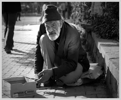 <p><font face="verdana,geneva" size="2">B&uuml;lent oturduğu bankı işaret ederek yer g&ouml;sterdi. </font></p><p><font face="verdana,geneva" size="2">- Oturun biraz dertleşelim bari, dedi. </font></p><p><font face="verdana,geneva" size="2">Adam <strong>&ccedil;ekingen &ccedil;ekingen</strong> oturdu yanına. </font></p><p><font face="verdana,geneva" size="2">- Yokmu eşin dostun, bor&ccedil; alacak akraban? </font></p><p><font face="verdana,geneva" size="2">- Fakirin akrabaları da fakir olur beyim. Bulurlarsa kendi karınlarını doyururlar. </font></p><p><font size="2"><font face="verdana,geneva">- <strong>Dilenecek kadar &ccedil;ok mu seviyorsun karını ? </strong></font></font></p><p><font size="2"><font face="verdana,geneva">- <font color="#000000">Hem de &ccedil;ok seviyorum. Otuz yılımı aydınlattı o benim.</font></font></font></p>