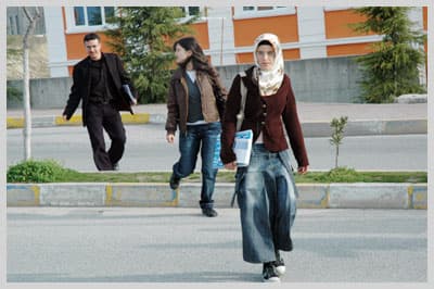SAÜ'de Derslere Devam