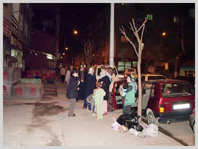 Deprem Sonrası Halk Sokağa Döküldü