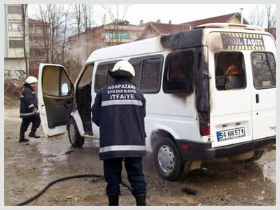 Park Halindeki Okul Servisi Yandı