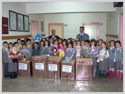 Minik Öğrencilerin Sevgi Köprüsü