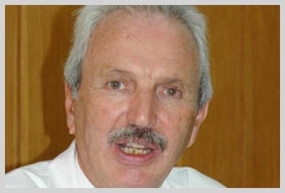 <p><font face="verdana,geneva" size="2"><strong>ALEMDAROĞLU TUTUKSUZ YARGILANACAK</strong></font></p><p><font size="2"><font face="verdana,geneva"><strong>Ergenekon Operasyonu</strong> soruşturması kapsamında Beşiktaş'taki İstanbul Adliyesi'ne sevk edilen ve buradaki savcılık sorgusu sonrası tutuklanma talebi ile mahkemeye sevk edilen <strong>İstanbul &Uuml;niversitesi eski Rekt&ouml;r&uuml; Kemal Alemdaroğlu</strong>, tutuksuz yargılanmak &uuml;zere serbest bırakıldı. </font></font></p><p><font size="2"><font face="verdana,geneva"><strong>Alemdaroğlu</strong>'nun, yaşı ve sağlık durumu nedeni ile serbest bırakıldı. <br /><br />Kemal Alemdaroğlu ile birlikte adliyeye sevk edilen <strong>Ulusal TV Genel Yayın Y&ouml;netmeni Ferit İlsever ve Aydınlık Dergisi Genel Yayın Y&ouml;netmeni Serhan Bolluk</strong> ile <strong>Adnan Akfırat</strong> hakkında ise tutuklanma kararı verildi. Adliyeye getirilen İbrahim Benli ise savcılık sorgusunun ardından serbest bırakılmıştı. </font></font></p><p><font face="verdana,geneva" size="2">Alemdaroğlu'na yurt dışı yasağı konulduğu &ouml;ğnerildi. Alemdaroğlu'nun, her ayın 1'i ve 15'inde polis merkezine giderek imza atması istendi. Mahkeme tutanağında, Alemdaroğlu hakkında su&ccedil; ve deliller dikkate alındığında tutuklanması gerektiği ancak yaşı ve sağlık durumu dikkate alınarak serbest bırakıldığı yer aldı.</font></p><p><font face="verdana,geneva" size="2">Adliye &ccedil;ıkışında basın mensuplarına a&ccedil;ıklama yapan <strong>Kemal Alemdaroğlu</strong>, &quot;Anayasaya, yasalara, demokrasi hayranı kişilere yakıştırılamayacak bir su&ccedil;lama. Hepimizin takdir edeceği nedenlerle yapılmıştır. Yargının bazı kararları, arkadaşlarımızla ilgili olsa da yargıya saygılıyız. Bu arada emniyet mensuplarına, bizleri &uuml;&ccedil; g&uuml;n ağırladıkları i&ccedil;in teşekk&uuml;r ediyorum. <font color="#333333">T&uuml;rk toplumu, bu</font> <strong><font color="#993300">Ergenekon soytarısının ne demek olduğunu,</font></strong> <font color="#333333">ortaya &ccedil;ıkmasını ve iktidar sahiplerinin Ergenekon &uuml;zerinden bir takım mesajlar &uuml;retmesini ve &ccedil;alışmalar yapmasını &ouml;deyecektir. T&uuml;rk toplumunun sağduyusuna inanıyorum. Ve yargı da bunu en g&uuml;zel şekilde g&ouml;sterecektir.&quot;</font> dedi. </font></p><p><font face="verdana,geneva" size="2">Alemdaroğlu'nun a&ccedil;ıklamalarının ardından avukatı Metin &Ccedil;etinbaş, a&ccedil;ıklama yaptı. Su&ccedil;lamaları eleştiren <strong>&Ccedil;etinbaş</strong>, <strong><font color="#993300">&quot;Bazı yayınlarla yargıya baskı yapılmaktadır. Yargının bağımsızlığı zedelenmektedir.&quot;</font></strong> dedi. &Ccedil;etinbaş da Alemdaroğlu gibi emniyet mensuplarına teşekk&uuml;r ederek konuşmasını tamamladı.</font></p><p><font face="verdana,geneva" size="2"></font></p><font face="verdana,geneva"><font size="2"><strong>&quot;ERGENEKON SOYTARISI&quot;</strong></font> </font><p><font face="verdana,geneva" size="2">Ergenekon operasyonunda g&ouml;zaltına alınan ve tutuksuz yargılanmak &uuml;zere serbest bırakılan <strong>İstanbul &Uuml;niversitesi eski Rekt&ouml;r&uuml; Kemal Alemdaroğlu,</strong> <font color="#333333"><strong>&quot;İnanıyorum ki T&uuml;rk toplumu bu Ergenekon soytarısının ne olduğunu, en kısa zamanda ortaya &ccedil;ıkmasını ve birilerinin, iktidar sahiplerinin Ergenekon &uuml;zerinden bir takım mesajlar iletmesini ve &ccedil;alışmalar yapmasını &ouml;nleyecektir&quot;</strong></font> dedi.</font></p><p><font face="verdana,geneva" size="2">Adliye &ouml;n&uuml;nde habercilerin sorularını yanıtlayan<strong> İstanbul &Uuml;niversitesi Rekt&ouml;r&uuml; Kemal Alemdaroğlu,</strong> Ergenekon soytarılığının ne olduğunu yakında herkesin g&ouml;receğini ifade ederek, ş&ouml;yle konuştu:</font></p><p><font face="verdana,geneva" size="2">&quot;Ger&ccedil;ekten &uuml;zg&uuml;n&uuml;m. Bu &uuml;&ccedil; g&uuml;n &ccedil;ok &uuml;z&uuml;c&uuml;d&uuml;r. Bizim gibi Anayasaya, yasalara saygılı, demokrasi hayranı kişilere yakıştırılan bu su&ccedil;lama, aslında hepinizin taktir edeceği nedenlerle yapılmıştır. Yargıya, saygılıyız. Emniyet g&uuml;&ccedil;lerinin 3 g&uuml;nl&uuml;k bizi ağırlamasından teşekk&uuml;r ederiz. Onlarda bizi gayet g&uuml;zel ağırladılar. İnanıyorum ki T&uuml;rk toplumu bu Ergenekon soytarısının ne olduğunu, en kısa zamanda ortaya &ccedil;ıkmasını ve birilerinin, iktidar sahiplerinin Ergenekon &uuml;zerinden bir takım mesajlar iletmesini ve &ccedil;alışmalar yapmasını &ouml;nleyecektir. Ben T&uuml;rk toplumunun g&uuml;c&uuml;ne, &ouml;zverisine, sağduyusuna inanıyorum ve yargıda bunu en g&uuml;zel şekilde g&ouml;sterecektir&quot;</font></p><p><font face="verdana,geneva" size="2">Alemdaroğlu'nun ardından bir a&ccedil;ıklama yapan Avukatı Metin &Ccedil;etinbaş ise T&uuml;rkiye'nin &ccedil;ok zor ve sıkıntılı bir d&ouml;nemden ge&ccedil;tiğini ifade etti.<strong> &Ccedil;etinbaş</strong>,<font color="#993300"> &quot;Yargı bağımsızlığı zedelenmeye &ccedil;alışılmaktadır. Herkesi hukuk devleti kurallarına uymaya davet ediyoruz. <strong>Başta Başbakan ve Bakanlar olmak &uuml;zere,</strong> ş&uuml;pheliler aleyhine ard arda a&ccedil;ıklamalar yapılmakta, yargı etki altına alınmaya &ccedil;alışılmaktadır.</font> Anayasal su&ccedil; işlenmektedir. G&ouml;revli adli makamların ş&uuml;pheliler hakkında yasal gereği yapacağına inanıyorum. Birbiriyle hi&ccedil; ilgisi olmayan iki farklı adli olay karıştırılmaya, kamuoyu yanıltılmaya &ccedil;alışılmaktadır. G&ouml;rev ve &uuml;nvanı ne olursa olsun kimsenin T&uuml;rk adaletini etkileyemeyeceğini son kararlar verildiğinde g&ouml;receğimize inanıyorum. <font color="#993300"><strong>T&uuml;rk adalet sistemine yargı&ccedil; ve savcılarına g&uuml;veniyoruz&quot;</strong></font> dedi.</font></p><p><font face="verdana,geneva" size="2"></font></p><font face="verdana,geneva" size="2">(AJANSLAR) </font>