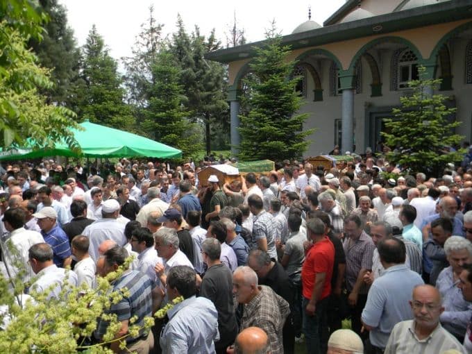 Adapazarı'nda tüyler ürperten kaza: 2 ölü, 1 yaralı