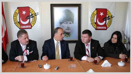 <font size="2"><font face="verdana,geneva"><strong><br /><br />T&uuml;rk-İş,</strong> <font color="#993300"><strong>&quot;AKP'nin arka bah&ccedil;esi&quot;</strong></font> su&ccedil;lamalarına da değinen Atalay, <strong>Ak Parti dahil hi&ccedil; kimsenin ne &ouml;n ne de arka bah&ccedil;esi olduklarını</strong> s&ouml;yledi. <br /><br /><strong>Atalay,</strong> <font color="#333333">&quot;Zaman zaman bizi T&uuml;rk-İş arka bah&ccedil;e oldu diye su&ccedil;luyorlar.<strong> Biz Ak Parti dahil, hi&ccedil; kimsenin ne &ouml;n bah&ccedil;e ne de arka bah&ccedil;esiyiz.</strong> Biz o kadar b&uuml;y&uuml;ğ&uuml;z ki, o kadar g&uuml;&ccedil;l&uuml;y&uuml;z ki o bah&ccedil;eye bizi sığdıramazlar. &Ouml;yle bir g&uuml;&ccedil;leri yok. Ama birinin işine geldiği zaman bah&ccedil;e yapıyor. Birinin işine gelmediğinde bah&ccedil;e yapmıyor. Biz bu bah&ccedil;e korkusundan T&uuml;rk-İş olarak başka noktalara gelecektik. Bu nedenle korkudan gelemedik. <strong>Biz bah&ccedil;e falan olmadık. Biz iş&ccedil;inin menfaati neredeyse orada olduk.</strong>&quot; diye konuştu.</font></font></font>