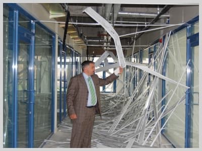 <strong><font face="verdana,geneva" size="2"><br /><br /><br />HAK SAHİPLERİ G&Uuml;VENLİK OLUŞTURMALI</font></strong> <p><font face="verdana,geneva" size="2">Hak sahiplerinin bir an &ouml;nce d&uuml;kk&acirc;nlarıyla ilgilenmesi gerektiğini ifade eden <strong>Muhtar &Ouml;z&ccedil;elik</strong> ayrıca; <font color="#333333">&ldquo;İşyerlerini teslim almayan ve alıp da kullanmayan hak sahiplerinin boş olan d&uuml;kk&acirc;nları, hırsızlık ve benzeri gibi k&ouml;t&uuml; işlere zemin hazırlamaktadır. Bu olaylardan &ccedil;ıkış yolunun ise her ada ve blokta işyerleri sahiplerinin kendi aralarında bir y&ouml;netim oluşturarak, kendi g&uuml;venliklerini sağlamaktır&rdquo;</font> diyerek bu konuda, b&ouml;yle olaylar duyduk&ccedil;a i&ccedil;lerinin yandığını ve etkilendiklerini s&ouml;yledi.<br /></font></p>