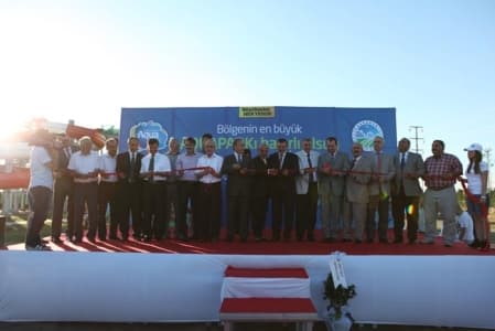 <font face="arial,helvetica,sans-serif" size="2"><font size="3"><strong>&quot;Psikolojik duvarlar yıkıldı&quot;</strong></font><br />   <br /> 2012 yılına hızlı giren,&nbsp; bir yandan a&ccedil;ılışlar ger&ccedil;ekleştiren diğer  yandan yeni projeleri hayata ge&ccedil;iren Sakarya B&uuml;y&uuml;kşehir Belediye Başkanı  Zeki To&ccedil;oğlu konuşmasında, 4 etaptan oluşan &Ccedil;ark Deresi Rekreasyon  Projesi ile şehir merkezi ve Yenikent&rsquo;in birbirine yaklaştığını ve  &ouml;r&uuml;lmeye &ccedil;alışılan psikolojik duvarların yıkıldığını belirtti. Başkan  To&ccedil;oğlu, &ldquo;Her ge&ccedil;en g&uuml;n hızla gelişen g&uuml;zel şehrimize &ouml;nemli bir projeyi  daha kazandırmanın gururunu ve heyecanını sizlerle birlikte yaşıyor  olmaktan &ouml;t&uuml;r&uuml; b&uuml;y&uuml;k mutluluk duyuyoruz.&rdquo; dedi.<br />   <br />   <font size="3"><strong>&quot;Yenikent bizim &ouml;nceliğimiz&quot;</strong></font><br />   <br /> Yenikent&rsquo;te yaşayan vatandaşların sosyal hayatını canlandırmayı en asil  g&ouml;revlerinden biri olarak g&ouml;rd&uuml;klerini dile getiren ve B&uuml;y&uuml;kşehir  Belediyesi&rsquo;nin Yenikent&rsquo;te yaptığı yatırımlara değinen Başkan Zeki  To&ccedil;oğlu, &ldquo;Yenikent&rsquo;te yaşayan ve &ccedil;oğunluğu deprem acısı tatmış  vatandaşlarımızın sosyal yaşamını canlandırmayı en asli g&ouml;revlerimizden  biri olarak g&ouml;rd&uuml;k. Bu bakış a&ccedil;ısıyla hareket ederek, Yenikent  b&ouml;lgemizin eksiklerini bir bir gidermek adına bir&ccedil;ok &ouml;nemli &ccedil;alışmayı  hayata ge&ccedil;irdik. İlk olarak bu b&ouml;lgede yaşayan vatandaşlarımızın g&uuml;zel  vakit ge&ccedil;irebileceği, i&ccedil;erisinde kafeterya ve restoranın bulunduğu,  y&uuml;r&uuml;y&uuml;ş yolları ile yeşilin i&ccedil;inde 33 d&ouml;n&uuml;mden oluşan Yenikent Park&rsquo;ı  hizmete a&ccedil;tık. Aynı zamanda Yenikent Sosyal Tesislerini de inşa ederek,  vatandaşlarımızın k&uuml;lt&uuml;r sanat etkinliklerinden yararlanmak i&ccedil;in şehir  merkezine gitmek zorunda kalmamasını sağladık. &Ouml;zellikle hanım  kardeşlerimizin g&uuml;nl&uuml;k hayatına &ouml;nemli artılar kazandıran, bilgi ve  becerilerini geliştirerek meslek sahibi olmalarını sağlayan Karaman  SAMEK Binamızı hizmete a&ccedil;tık. Yenikent&rsquo;in i&ccedil;me suyu sorununu k&ouml;kten  &ccedil;&ouml;z&uuml;me kavuşturmak adına 17 milyon TL&rsquo;ye mal olan i&ccedil;me suyu projesine  başladık, yakında bu &ccedil;alışmayı da tamamlıyoruz. B&uuml;y&uuml;kşehir Belediyesi  olarak Yenikent b&ouml;lgesi &ccedil;ok a&ccedil;ık s&ouml;yl&uuml;yorum bizim &ouml;nceliklerimiz  arasında yer almaktadır.&rdquo; diye konuştu.<br /></font>