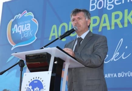 <font face=\"arial,helvetica,sans-serif\" size=\"2\"><font size=\"3\"><strong>4 etap, b&uuml;y&uuml;k yatırımlar</strong></font><br />   <br /> &Ccedil;ark Deresi Rekreasyon Projesi kapsamında yapılan &ccedil;alışmaları anlatan  Başkan To&ccedil;oğlu, &ldquo;Şehir merkezimizle Yenikent&rsquo;in arasında &ouml;r&uuml;lmeye  &ccedil;alışılan psikolojik duvarları yıkmak i&ccedil;in ayrıca bug&uuml;n a&ccedil;ılışını da  ger&ccedil;ekleştirdiğimiz bu alanın da dahil olduğu &Ccedil;ark Deresi Rekreasyon  Projesini hayata ge&ccedil;irdik. &Ccedil;ark Deresi g&uuml;zerg&acirc;hı boyunca, bu b&ouml;lgede  aylardır hummalı bir &ccedil;alışma y&uuml;r&uuml;t&uuml;yoruz. Toplam 4 etaptan oluşan  projenin ilk etabında 11 bin metrekare alan &uuml;zerinde y&uuml;r&uuml;y&uuml;ş ve bisiklet  yolları, sosyal donatı alanları ve anfi tiyatro yapmıştık. 2&rsquo;nci etap  &ccedil;alışmaları kapsamında ise; bir otopark, biri a&ccedil;ık biri kapalı olmak  &uuml;zere 2 adet halı saha, d&ouml;rt tanesi a&ccedil;ık iki tanesi kapalı olmak &uuml;zere 6  adet tenis kortu ve 1 adet sosyal tesis kazandırdık. 3. etapta ise  toplam 46 bin metrekarelik bir alanda &ccedil;alışma başlattık. 2500 metrekare  y&uuml;r&uuml;y&uuml;ş yolu, toplam 550 metrekare 2 adet &ccedil;ocuk oyun alanı, toplam 400  metrekare 2 adet fitness alanı, 3 adet basketbol sahası, biyolojik  havuz, piknik alanları, pergolalar ve donatı malzemelerinin yer aldığı  3&rsquo;&uuml;nc&uuml; etabın &ccedil;alışmaları da hızla devam ediyor&rdquo; şeklinde konuştu.<br />   <br />   <font size=\"3\"><strong>&quot;Aquapark hayırlı olsun&quot;</strong></font><br />   <br /> Konuşmasının son b&ouml;l&uuml;m&uuml;nde a&ccedil;ılışı ger&ccedil;ekleştirilen Aquapark ile ilgili  bilgiler de veren Sakarya B&uuml;y&uuml;kşehir Belediye Başkanı Zeki To&ccedil;oğlu: &ldquo;4.  etap &ccedil;alışmaları kapsamında b&ouml;lgenin en b&uuml;y&uuml;k aquaparkını hizmete  a&ccedil;ıyoruz. Yap - işlet - devret modeliyle halkımızın hizmetinize  sunduğumuz Aquapark, 15 bin metrekare &uuml;zerine inşa edildi. Bir b&uuml;y&uuml;k  havuz, bir &ccedil;ocuk havuzu, dinlenme alanları ve kafeteryalardan oluşan  tesisin Sakarya&rsquo;mıza hayırlı, uğurlu olmasını diliyorum.&quot; <br />   <font size=\"3\"><strong><br /> &quot;Milletimize efendi olmadan &ccedil;alışmalarımız devam ediyor&quot;<br />     </strong></font><br /> &quot;Bu &ccedil;alışmalarımızla birlikte Yenikent ile şehir merkezini daha da  birbirine yakınlaştırdık. Sayın Başbakanımız\'ın her zaman dile getirdiği  gibi milletimize efendi olmadan, sizlerin de desteğiyle &ccedil;alışmalarımızı  ilk g&uuml;nk&uuml; heyecanla ve sevdayla s&uuml;rd&uuml;rmeye devam ediyoruz. Bulunduğumuz  makamları, halkımızın emaneti olarak g&ouml;r&uuml;yor ve bu emanetin manevi  sorumluluğunun bilinciyle ince eleyip sık dokumaya gayret ediyoruz. Bu  duygu ve d&uuml;ş&uuml;ncelerle, a&ccedil;ılışını yaptığımız Aquapark&rsquo;ın hayırlı olmasını  temenni ediyorum.&rdquo;ifadelerini kullandı. Konuşmaların ardından protokol  hep birlikte Aquapark&rsquo;ın a&ccedil;ılış kurdelesini kesti ve tesisi gezerek  yetkililerden bilgi aldı.&nbsp; </font>