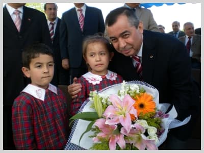 <font size="2"><font face="verdana,geneva"><strong>Eğitime &ouml;ncelik verdiklerini belirten Vali H&uuml;seyin Atak ise,</strong> <font color="#993300">&quot;&Ccedil;&uuml;nk&uuml; eğitime yapılan yatırım insana yapılan yatırımdır, geleceğimize yapılan yatırımdır. Son d&ouml;nemlerde hayırseverlerimizin &ouml;nemli katkıları oldu.</font> <font color="#333333">Diğer taraftan <strong>İl &Ouml;zel İdare ve Bakanlığı</strong>mızın ayırdıkları &ouml;denekler sayesinde ilimizde eğitim alanında &ouml;nemli bir sı&ccedil;rama ger&ccedil;ekleştirilmiştir. Gelecek g&uuml;nlerde imzalayacağımız protokollerle eğitim alanındaki fiziki eksiklileri gidereceğiz. Şu anda 30 okulun inşaatı devam etmektedir. <strong>2008'in b&uuml;t&ccedil;esiyle de 10 okulun inşaatına başlayacağız.</strong> Bu sayede &ouml;n&uuml;m&uuml;zde yıl ilimize 40 okul kazandıracağız. Bu &ouml;nemli bir rakamdır. İlimizi boydan boya modern okullarla donatmış olacağız. Temelini atacağımız bu okulun yer sorunu nedeniyle 3 aylık bir zaman kaybımız olmuştur. Ancak m&uuml;teahhitle g&ouml;r&uuml;şt&uuml;m yoğun bir &ccedil;alışmayla bu okul 2008-2009 eğitim &ouml;ğretim yılına yetişecek.</font><font color="#993300"> İnşallah yanındaki <strong>Fen Lisesi, Karasu, Kocaali ve Geyve</strong> il&ccedil;elerindeki <strong>Anadolu Liseleri ve Ferizli</strong> İl&ccedil;esi'ndeki klasik liseyle birlikte 2008-2009 eğitim &ouml;ğretim yılında 6'lı paket eğitim ve &ouml;ğretimin hizmetine girecek, &ouml;ğretmen ve &ouml;ğrencilerimizin istifadesine sunulacaktır.</font> <font color="#333333"><strong>Milli Eğitim Bakanı H&uuml;seyin &Ccedil;elik</strong> ilimizde b&uuml;y&uuml;k bir &ouml;nem vermekte. Bize b&uuml;y&uuml;k destek vermekte. Bundan dolayı kendisine teşekk&uuml;r ediyorum. Okul &ouml;ncesinde okullaştırma oranı y&uuml;zde 60'lar seviyesindedir. İlk&ouml;ğretimde bu rakam y&uuml;zde 92'ler seviyesinde. Orta &ouml;ğretimde ise y&uuml;zde 60'lar seviyesindeyiz. Bu rakamlar &uuml;lkemizin arzu etti rakamlardır. Derslik başına d&uuml;şen &ouml;ğrenci sayısı ilk&ouml;ğretimde 30, orta&ouml;ğretimde 25'tir. Bu da Avrupa &uuml;lkelerindeki ge&ccedil;erli rakamlardır. Eğitimdeki bu başarının artması i&ccedil;in hep birlikte &ccedil;alışmalıyız&quot;</font> diye konuştu.<br /><br /><strong>Daha sonra Vali H&uuml;seyin Atak</strong> ve protokol &uuml;yeleri, butona basarak <strong>Sağlık Meslek Lisesi</strong>'nin temelini attı. 5 bin 691 metrekare arasa &uuml;zerinde yapılacak olan Sakarya Meslek Lisesi 16 dersliğe sahip olacak. 3 katlı okulun 2 milyon 500 YTL'ye malolacağı belirtildi.</font></font>
