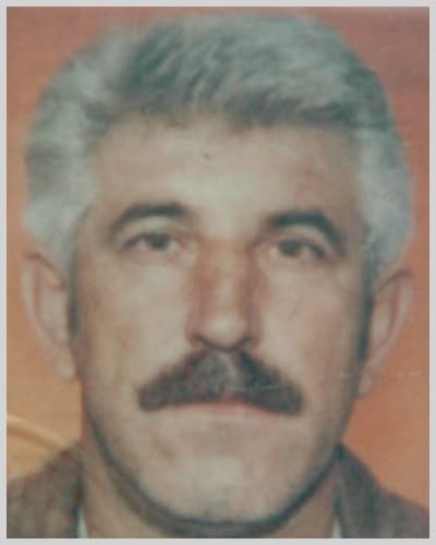 <p><font size="2"><font face="verdana,geneva"></font></font></p><p><font size="2"><font face="verdana,geneva"><strong><br /><br /><br />Cumhuriyet Savcılığı</strong> tarafından olayla ilgili soruşturma başlatıldı. Savcının yaptığı incelemede <font color="#993300">Cevdet Tuzla</font>'nın v&uuml;cudunda bir darp izine rastlanmadı. Ceset, kesin &ouml;l&uuml;m nedeninin belirlenmesi i&ccedil;in <font color="#800000"><strong>İstanbul Adli Tıp Kurumu</strong></font>'na g&ouml;nderildi. Polisler,<strong> </strong></font></font><font size="2"><font face="verdana,geneva"><strong>kavgaya karışan ve ismi a&ccedil;ıklanmayan 2 kişiyi</strong> g&ouml;zaltına aldı.<br /><br />Cevdet Tuzla'nın yakınları, polise verdikleri ifadede bir rahatsızlığı bulunmadığını bildirdi.</font></font></p>