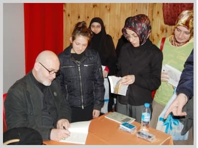 <p><font size="2"><font face="verdana,geneva"><strong><br /><br /><br />Peygamberimiz Hz. Muhammed&rsquo;</strong>in bahsettiği m&uuml;hmin ve muhmine topluluğunun g&uuml;n&uuml;m&uuml;z M&uuml;sl&uuml;manları olduğunu ifade eden M&uuml;nib <strong>Engin Noyan</strong>; &ldquo;<font color="#993300"> O, yumuşak s&ouml;zl&uuml;, aile ilişkileri kuvvetli bir peygamberdi. O, ashabına bir şeyler anlatmak ve dini anlatmak i&ccedil;in, ashabının her zaman kendisine soru sormasını beklerdi. Ashabı ona &lsquo;g&ouml;rmediğin insanlara neden &uuml;mmetim diyorsun&rsquo; sorusuna &lsquo;&ccedil;&uuml;nk&uuml; onlar benim kardeşim&rsquo; diye cevap veriyordu&rdquo;</font> dedi. Noyan konuşmasının sonunda, herkesin birbirlerine peygamberin kardeşi gibi davranması gerektiğini s&ouml;yledi.</font></font></p>