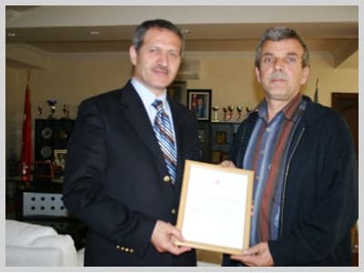 Başkan Dişli'ye Plaket
