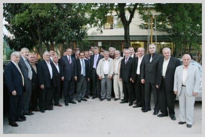 <font face="verdana,geneva" size="2">SESOB Başkanı Alişan'ın ardından s&ouml;z alan <strong>Akyazı Belediye Başkanı Yaşar Yazıcı,</strong><font color="#333333"> &quot;İl&ccedil;ede faaliyet g&ouml;steren 9 oda i&ccedil;in yer verdim gitti. Şehir merkezinde b&ouml;yle bir alanımız yok fakat biraz dış kısımlarda yer temini i&ccedil;in yardımcı olacağız. K&uuml;&ccedil;&uuml;k Sanayi Sitesi i&ccedil;in Yahyalı'dan sanayiye ara yol yapmak &uuml;zere &ccedil;alışma başlattık. <strong>Projeyi hazırladık cevap bekliyoruz.</strong> İl&ccedil;edeki otopark sorununu da tek y&ouml;n uygulamasıyla &ccedil;&ouml;zmeye &ccedil;alışıyoruz. Spor alanları konusunda arkadaşlarımız &ccedil;alışma yaptı, yer tespiti tamamlandı. <strong>15 yeni spor alanı yapacağız.</strong> Ayrıca Akyazı esnafı m&uuml;şterisini, b&uuml;y&uuml;k marketlerden daha &ccedil;ok Adapazarı'na, İzmit'e kendi g&ouml;nderiyor&quot;</font> dedi.<br /><br /><strong>Başkan Yazıcı,</strong> il&ccedil;e merkezindeki esnafın kaldırım işgalinden yakınarak,<font color="#993300"> &quot;Esnafımız d&uuml;kkanlarını depo, kaldırımları ise d&uuml;kkan gibi kullanıyor. Her g&uuml;n zabıta g&ouml;ndermekten memnun değilim&quot;</font> diye konuştu.<br /><br /><strong>Akyazı Kaymakamı Mehmet Yapıcı</strong> ise toplantıda yaptığı konuşmada ağır eleştirilerde bulundu. K&uuml;&ccedil;&uuml;k ve orta &ouml;l&ccedil;ekli esnafın iflas etmeye mahkum olduğunu s&ouml;yleyen Yapıcı, <font color="#333333">&quot;Marketlerin şehir dışına alınmasını istiyorsunuz, m&uuml;cadele ettiğinizi s&ouml;yl&uuml;yorsunuz, fakat siz kendiniz destek olmuyorsunuz. Soruyorum size, siz gidip marketlerden alışveriş yapmıyor musunuz? Yapıyorsunuz. Başta siz destek olmuyorsunuz.<strong> T&uuml;rkiye b&uuml;y&uuml;k bir değişim i&ccedil;erisinde.</strong> Bundan 80 yıl &ouml;nce Avrupa da aynı değişimi yaşadı. Onlar o zaman ne yapmışsa bizim esnfamız da bug&uuml;n aynı &ouml;nlemi almalı. <strong>Şu bir ger&ccedil;ektir;</strong> doğalgaz gelecek şehirde t&uuml;p&ccedil;&uuml;n&uuml;n işi k&ouml;t&uuml;ye gider. T&uuml;p&ccedil;&uuml; doğalgaz gelmeden en az bir yıl &ouml;nce gerekli &ouml;nlemleri almalı. <strong>Yoksa iflas eder.</strong> Akyazı'nın &ccedil;ok g&uuml;zel projeleri, &ccedil;alışmaları var. Tarımda, turizmde, sanayide potansiyel &ccedil;ok y&uuml;ksek. B&uuml;rokraside takılıyoruz. Acilen Akyazı'nın &ouml;n&uuml;n&uuml;n a&ccedil;ılması gerekiyor&quot;</font> dedi.</font>