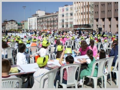 Çocuklar Kent Meydanı'nda Resim Yaptı