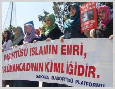 <br /><br /><font face="verdana,geneva" size="2">&Ouml;zer, &uuml;lkedeki oligarşik yapının sebep olduğu &ccedil;atışma ve kaos ortamının devam ettiğini belirttiği a&ccedil;ıklamayı şu s&ouml;zlerle s&uuml;rd&uuml;rd&uuml;: <font color="#cc0000">&ldquo;</font><font color="#cc0000">Darbeye ve darbecilere karşı ses &ccedil;ıkartamayan baskı ve yasakları haksız yere uygulayanlar hakkında hi&ccedil;bir kovuşturma veya soruşturmada bulunmayan yargı oligarşisinin sebep olduğu &ccedil;atışma ve kaos ortamı devam ediyor. İktidara gelen h&uuml;k&uuml;metlere &uuml;lkedeki diğer sivil unsurlara ve M&uuml;sl&uuml;man halka karşı yapılan dayatmalar bilinen se&ccedil;kinci elit kesimler tarafından devam ettirildik&ccedil;e halkın beklentileri de farklılaşıyor. &Ouml;ncelikle siyasi h&uuml;k&uuml;metlerin baskılar karşısında aldıkları tavırlar halkın geleceğe ilişkin beklentilerinde &ouml;nemli roller oynuyor. Bir avu&ccedil; mutlu azınlığın dayatmaları karşısında dirayetli duramayanlar onurlarını koruyamayanlar, d&uuml;nyevileşme hastalığı ile pen&ccedil;eleşenler, geri adım attık&ccedil;a kongrelerinde onuncu yıl marşını &ccedil;alacak kadar kişiliksizleşebiliyorlar.&rdquo;</font> </font><p>&nbsp;</p>