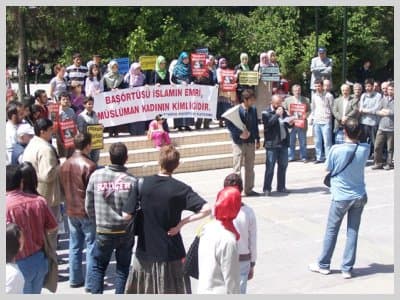 <p><font face="verdana,geneva" size="2"><br /><br />A&ccedil;ıklamada ayrıca medyanın g&uuml;ndemi saptırmak adına ekonomik gelişmeler &uuml;zeriden yarattıkları suni g&uuml;ndemlerle asıl ve konuşulması gerekenlerin &uuml;zerini &ouml;rtmeye &ccedil;alıştığı <font color="#003330">&ldquo;Bug&uuml;nlerde de ekonomik gelişmeler &uuml;zerinde ve bilhassa tarımsal &uuml;r&uuml;nler ve pirin&ccedil; &uuml;zeriden g&uuml;ndem oluşturarak yarattıkları bu suni g&uuml;ndemlerle asıl ve konuşulması gerekenin ıskalanmasını ama&ccedil;lamaktadırlar. Haberleri takip eden birisinin pek yakında &ccedil;ok b&uuml;y&uuml;k bir kıtlıkla karşı karşıya kalınabileceği zannına kapılması istenmekte ve geniş halk kesimlerinin boğaz tokluğuna da olsa karnını doyurabildiğine ş&uuml;kretmesi istenmektedir. Oysa bir insanı ayakta tutan en &ouml;nemli unsur ekmeğinin yanında onuru ve kimliğidir. Hep yapılagelen şey budur ve medyayı ellerinde bulunduranların taktiği bu a&ccedil;ıdan da ele alınmalıdır. Ve en kısa zamanda &ouml;zg&uuml;rl&uuml;klere hak ve taleplere olan bakışlar tekrardan yoğunlaştırılmalı ve M&uuml;sl&uuml;manlar baş&ouml;rt&uuml;s&uuml;ne yapılan haksızlık ve zulm&uuml;n sona erdirilmesi i&ccedil;in &ccedil;aba g&ouml;sterilmelidir. Hi&ccedil; kimse unutmamalıdır ki ve herkes tarafından da kabul g&ouml;r&uuml;r ki, hak ve &ouml;zg&uuml;rl&uuml;kler tarımdan da pirin&ccedil;ten de ekmekten de &ouml;nemlidir.&rdquo;</font> s&ouml;zleriyle ifade edildi.</font></p><p><font face="verdana,geneva" size="2"><br /></font>&nbsp;</p>