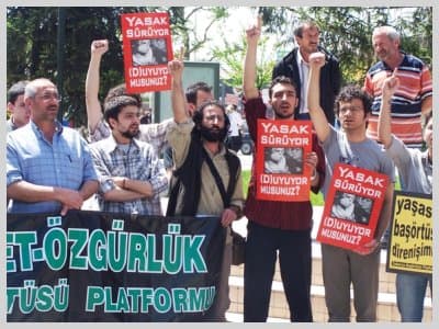 <font size="2"><br /><br /><br /><font face="verdana,geneva">Eylemde <strong>&ldquo;Baş&ouml;rt&uuml;s&uuml; İslam&rsquo;ın Emri; M&uuml;sl&uuml;man Kadının Kimliğidir&rdquo;, &ldquo;Tevhid Adalet &Ouml;zg&uuml;rl&uuml;k&rdquo; yazılı pankartlar ve &ldquo;Yasak S&uuml;r&uuml;yor; (D)uyuyor musunuz?&rdquo;, &ldquo;&Ouml;rt&uuml;m&uuml;z Kimliğimiz; Vazge&ccedil;meyiz&rdquo;, &ldquo;Yaşasın Baş&ouml;rt&uuml;s&uuml; Direnişimiz&rdquo; yazılı d&ouml;vizler taşıyan platform mensupları, eylem boyunca &ldquo;Darbeciler Halka Hesap Verecek&rdquo; ve &ldquo;İzmit&rsquo;e Selam Direnişe Devam&rdquo;</strong> sloganlarını attılar.</font></font>