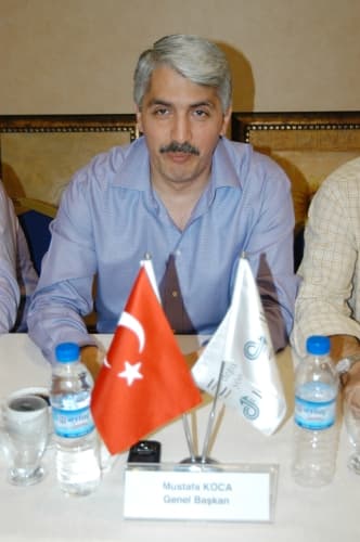 <font face="verdana,geneva"><font size="2"><strong>Koca,</strong> <font color="#333333">&ldquo;Bu ama&ccedil;la bir araya gelip, ortak dili ve ortak aklı kullanarak yeni hedefler &ccedil;er&ccedil;evesinde asli vazifemiz olan b&ouml;lgesel kalkınmanın genel &ccedil;alışmasını yapmak istiyoruz. <strong>Son yapılan &ccedil;alışmaya g&ouml;re G&uuml;neydoğu Anadolu'daki bir vatandaşımızın gelir seviyesi, Marmara b&ouml;lgesindeki bir vatandaşımızın gelirinden 20 kat daha d&uuml;ş&uuml;k.</strong> Bunu iyi değerlendirmeliyiz. Verginin y&uuml;zde 50'si Marmara b&ouml;lgesinden &ccedil;ıkıyor. Halbuki &uuml;lkemizde 81 il var, bu geliri t&uuml;m T&uuml;rkiye'ye yayarsak, &uuml;lkenin refahı i&ccedil;in &ccedil;alışmış oluruz. Aksi takdirde sadece kendimizi kandırırız. Bu dengesizliği mutlaka ortadan kaldırmalıyız. &Uuml;lkede bug&uuml;n yarım kalan 5 bine yakın yatırım var. Bu hızla devam edersek, 2008 yılı b&uuml;t&ccedil;esini hesap ederek s&ouml;yl&uuml;yorum, bu yatırımları tamamlamak i&ccedil;in devlet olarak 60 ile 80 seneye ihtiyacımız var. Bu yatırımların tamamlanabilmesi i&ccedil;in acilen &ouml;zel sekt&ouml;r-devlet işbirliğine ge&ccedil;meliyiz&rdquo;</font> dedi.<br /><br />Ama&ccedil;larının eğitimden gelişime kadar b&ouml;lgesel farklılıkları ortadan kaldırmak olduğunu s&ouml;yleyen Koca, &ccedil;arpık yapıyı d&uuml;zeltmek i&ccedil;in g&ouml;n&uuml;l birliğiyle hareket başlatarak, <strong>70 milyona mutluluk vermek </strong>olduğunu ifade etti.<br /><br />Bu 5 bin projenin yatırım zafiyeti olduğunu ve gelecek profilini &ccedil;ok iyi &ouml;nlerine koymak zorunda olduklarını da s&ouml;yleyen <strong>Koca,</strong> <font color="#ff0000">&ldquo;Bu yarım kalan projelerle istihdama katkıda bulunabiliriz. 5 bin atıl proje, 70 milyon insanımızın &uuml;zerine vurulmuş israftır&rdquo;</font> dedi.<br /><br />&Uuml;lkenin projeler mezarlığı olmaması gerektiğini de s&ouml;yleyen <strong>ASKON Genel Başkanı Mustafa Koca</strong>, Marmara b&ouml;lgesinin dışındaki t&uuml;m b&ouml;lgelerde bu hatanın yapıldığını, yarım kalan projelerin tamamlanması i&ccedil;in <strong>Devlet-Millet işbirliğine</strong> olan ihtiyacı yineledi.</font><br /></font>