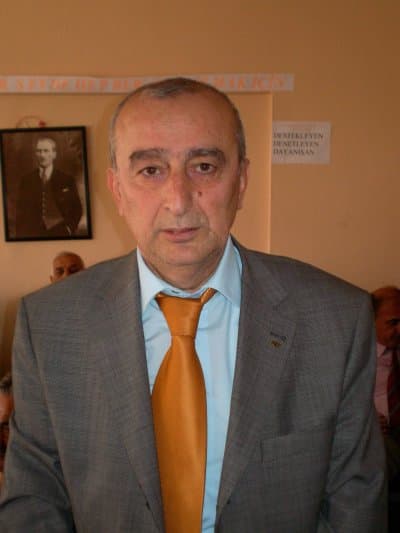 <font face="verdana,geneva"><font size="2">Kongrede bir konuşma yapan<strong> İl Başkanı Sezer,</strong> <font color="#333333">&quot;&Uuml;lkemiz zor koşullar i&ccedil;inden ge&ccedil;mektedir. Ekonomik sorunlar, &ouml;zellikle dar gelirli vatandaşlarımızı olumsuz etkiliyor. İşsizliğin en y&uuml;ksek boyutlara ulaştığı bir d&ouml;nemde kongremizi yapıyoruz. <strong>12 Eyl&uuml;l'den sonra siyaset yapmak zorlaşmıştır.</strong> Şimdi siyaset yapmak i&ccedil;in para ve zaman gerekmektedir. Bunların ikisi olursa, o zaman vatandaşın sorunlarını takip edebiliyorsunuz. <strong>Ekonomik zorluklar nedeniyle sıkıntılar yaşıyoruz</strong>&quot;</font> dedi.<br /><br /><strong>T&uuml;rkiye'nin iyi y&ouml;netilmediğini belirten Sezer</strong>,<font color="#ff0000"> &quot;İktidar partisinin kapatılması i&ccedil;in dava a&ccedil;ıldı. Biz bir siyasi partinin kapatılmasını istemiyoruz; ancak su&ccedil; işleyen y&ouml;neticilerin cezalandırılması gerektiğini d&uuml;ş&uuml;n&uuml;yoruz. Demokrasi demek &ccedil;oğunluğun tahakk&uuml;m&uuml; demek değildir. O zaman diktat&ouml;rl&uuml;k olur&quot;</font> şeklinde konuştu.<br /><br />Yerel se&ccedil;imlerde solun işbirliği yapması gerektiğini ifade eden<strong> Sezer</strong>, &quot;&Ouml;n&uuml;m&uuml;zde yerel se&ccedil;imler var. Mağdur olanlar, ezilenler, emek&ccedil;iler, emekten yana olanlar, dar gelirlilerin bir araya gelerek, &ouml;rg&uuml;tlenerek başarılı olması gerekir&quot; dedi. <strong>Sezer, CHP y&ouml;netimini de eleştirerek</strong>, <font color="#ff0000">&quot;Biz CHP'den niye ayrıldık? Orada parti i&ccedil;i demokrasi yoktu, ondan dolayı ayrıldık. CHP'nin genel kongresi var. İnsanlar aday olmaktan &ccedil;ekiniyor&quot;</font> ifadelerini kullandı.<br /><br />Kongre bayladıktan sonra gelen <strong>CHP İl Başkanı Vahit Serbes ise yaptığı konuşmada</strong>, <font color="#333333">&quot;Beni buraya davet etmek nezaketinizden dolayı teşekk&uuml;r etmek istiyorum. Kongrenin sosyal demokratlar i&ccedil;in g&uuml;zel hizmetler vermeye vesile olmasını diliyorum. CHP'nin SHP ile arasnda ne ilkelerinde ne ama&ccedil;larında hi&ccedil;bir fark yoktur. Ayrı d&uuml;şm&uuml;ş olabiliriz. G&ouml;n&uuml;llerimiz her zaman beraberdir. &Ccedil;ok &ouml;nemli yerel y&ouml;netim se&ccedil;imlerinde de t&uuml;m arkaşlarımla birlikte &ccedil;alışma arzusundayım. Sevgili başkanla da bunları konuştuk&quot;</font> dedi.<br /><br />Konuşmaların ardından yapılan oy verme işleminden sonra <strong>Aydoğan Sezer</strong>, yeniden İl Başkanlığı'na se&ccedil;ildi.</font><br /></font>