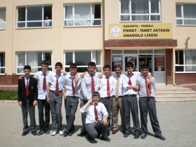 <font face="verdana,geneva" size="2">Ayrıca bazı yerleşim yerlerindeki tapu sorunlarını da &ccedil;&ouml;zd&uuml;klerini ifade eden Başkan Kaşkaş, il&ccedil;enin binlik ve 5 binlik &ccedil;evre imar planlarını hazırladıklarını s&ouml;yledi. Kaşkaş, spora da &ouml;nem verdiklerini vurgulayarak,</font><font face="verdana,geneva"><font size="2"><font color="#ff0000"> &quot;Ferizlispor i&ccedil;in iyi bir altyapı oluşturmayı ama&ccedil;lıyoruz. &Ccedil;&uuml;nk&uuml; amat&ouml;r k&uuml;mede sadece isim amat&ouml;r her şey para olmuş. Ferizlispor'da il&ccedil;enin gen&ccedil;leri oynamalı, bunun i&ccedil;in altyapıya &ouml;nem veriyoruz. Ayrıca kapalı spor salonunun ihalesi yapıldı, inşaatına başladık&quot;</font> diye konuştu.<br /><br />Kaşkaş,<strong> Ferizli Organize Sanayi B&ouml;lgesi</strong> i&ccedil;in t&uuml;m hazırlıkları yaparak, bakanın imzasını beklediklerini ifade etti. Kısıtlı imkanlara rağmen &ccedil;ok iyi hizmet verdiklerini kaydeden<strong> Kaşkaş,</strong><font color="#333333"> &quot;Biz bu hizmetleri bir metrekare yer satmayarak yaptık. Afet fonundan pay almadık. İller Bankası'ndan gelen payımız kesintiye uğruyor. Su gelirmiz yok. Ama &ccedil;alıştığınızda mazeret olmaz. İyi imkanlarla herkes hizmet yapar. &Ouml;nemli olan kısıtlı imkanlarla hizmet yapmak&quot;</font> diye konuştu.</font><br /></font>