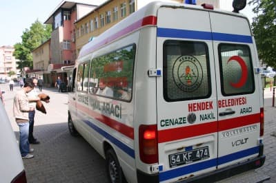 <font size="2"><font face="verdana,geneva"><strong>&Ouml;len yaşlı kadının yeğeni <font color="#cc0000">Fuat Zor (24)</font>, CİHAN muhabirine yaptığı a&ccedil;ıklamada, tedavi giderleri hesaplanamadığından dolayı cenazelerini saatlerce alamadıklarını iddia etti.</strong> Kendilerini hastanede rehin kalmış gibi hissettiklerini belirten Zor, sorumlular hakkında şikayette bulunacağını ifade etti. Zor, <font color="#cc0000"><font color="#333333">&quot;Babaannemi sabaha karşı kaybettik. Sosyal g&uuml;vencesi bulunmadığı i&ccedil;in biz tedavi giderlerini &ouml;deyip cenazemizi almak istedik. Ancak hesaplamayı yapamadılar. Bunun &uuml;zerine tedavi giderlerinin hesaplanması i&ccedil;in tıbbi sekreterleri beklememiz gerektiği s&ouml;ylendi. Biz de mesai saatine kadar bekledik. Tıbbi sekreterler geldiğinde de hesaplamalar bir t&uuml;rl&uuml; yapılamadı. Parayı &ouml;deyip cenazemizi almak istedik. Buna rağmen hesaplama yapılamadığından cenazemizi &ccedil;ıkartamadık. Daha sonra ben masrafları &ouml;demek ve işlemleri tamamlamak i&ccedil;in hastanede kaldım. Bu şekilde cenazemizi saat 10:00 sularında alarak belediyenin ambulansıyla k&ouml;ye g&ouml;nderdik&quot;</font> </font>dedi.<br /><br /></font></font><font size="2"><font face="verdana,geneva">Yaşananları &uuml;z&uuml;nt&uuml; verici ve ayıp bulduğunu kaydeden Zor, şunları s&ouml;yledi:<strong> <font color="#cc0000">&quot;Hesap &ccedil;ıkaramadılar diye bu duruma d&uuml;şt&uuml;k. Kendimi rehin kalmış gibi hissettim. Sonunda 283 YTL masrafı &ouml;deyerek işlemleri tamamladım. B&ouml;yle sa&ccedil;malık olmaz. Tamamen bir rezalet. Sorumlular hakkında şikayette bulunacağım&quot;</font></strong> dedi.<br /><br /><strong>Sorunun iletişim eksikliğinden kaynaklandığını bildiren hastane yetkilileri, olayda ihmali bulunan tıbbi sekreter hakkında gerekli incelemenin başlatıldığını belirtti.</strong></font></font>