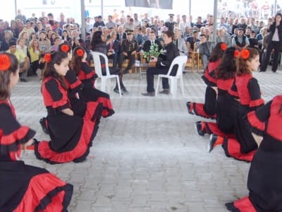 <font face="verdana,geneva" size="2">Bayram kutlamalarına daha sonra <strong>Taraklı Cumhuriyet Meydanı'</strong>nda devam edildi. Buradaki t&ouml;rende g&uuml;n&uuml;n anlam ve &ouml;nemini belirten konuşmayı <strong>İl&ccedil;e Milli Eğitim M&uuml;d&uuml;r&uuml; Fevzi Mahmutoğlu</strong> yaptı.<strong> Mahmutoğlu</strong>,<font color="#ff0000"> &quot;Bug&uuml;n TBMM'nin a&ccedil;ıldığı, ulusumuzun babadan oğula ge&ccedil;en saltanat y&ouml;netimini terk ederek halkın kendisini, se&ccedil;tiği temsilcileri aracılığı ile y&ouml;netmeye başladığı g&uuml;n&uuml;n adıdır. Devletimizin y&ouml;netim sisteminde bu tarihle başlayan b&uuml;y&uuml;k değişim, T&uuml;rk ulusunun binlerce yıllık tarihindeki en b&uuml;y&uuml;k devrimi simgeleyen<strong> 29 Ekim 1923'te Cumhuriyet'</strong>in ilanı ile sonu&ccedil;lanmıştır. B&uuml;y&uuml;k &ouml;nderimiz<strong> Mustafa Kemal Atat&uuml;rk</strong> meclisin ilk a&ccedil;ıldığı <strong>23 Nisan 1920 </strong>g&uuml;n&uuml;n&uuml;<strong> Ulusal Egemenlik ve &Ccedil;ocuk Bayramı </strong>olarak armağan etmiştir&quot;</font> dedi.</font>