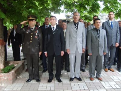 <font face="verdana,geneva" size="2">Daha sonra <strong>Taraklı Yatılı İlk&ouml;ğretim ve Atat&uuml;rk İlk&ouml;ğretin Okulu</strong> &ouml;ğrencileri g&uuml;n&uuml;n anlam ve &ouml;nemini belirten konuşmalar yaparak, şiirler okudu. &Ouml;ğrenciler kıyafet değiştirme, halat &ccedil;ekme yarışı gibi renk katan g&ouml;steriler sundu.<br /><br />Halkın en b&uuml;y&uuml;k ilgisini ise <strong>Taraklı Z&uuml;beyde Hanım Ana Okulu Anasınıfı ve Yenidoğan İlk&ouml;ğretim Okulu Anasınıfı</strong> &ouml;ğrencilerinin g&ouml;sterileri &ccedil;ekti. Anaokulu &ouml;ğrencileri hazırladıkları birbirinden g&uuml;zel g&ouml;sterileri davetlilere sundu. Ayrıca <strong>Taraklı Pansiyonlu İlk&ouml;ğretim Okulu</strong> &ouml;ğrencilerinin folklor g&ouml;sterileri de alkış aldı.<br /><br />T&ouml;ren sonunda, <strong>23 Nisan </strong>nedeniyle d&uuml;zenlenen resim, şiir ve kompozisyon yarışmalarında dereceye giren &ouml;ğrencilere </font><font face="verdana,geneva"><font color="#ff0000"><font size="2"><font color="#000000">&ouml;d&uuml;lleri verildi.<br /></font><br />Taraklı'daki <strong>23 Nisan kutlamaları</strong>, &ouml;ğrencilerin t&ouml;ren ge&ccedil;işi ile sona erdi.</font></font><br /></font>
