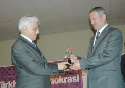 <font size="2"><font face="verdana,geneva"><strong>Adapazarı Belediyesi</strong> tarafından <strong>Sakarya &Uuml;niversitesi İlahiyat Fak&uuml;ltesi Konferans Salonu</strong>'nda <font color="#333333"><font color="#ff0000"><strong>&quot;T&uuml;rkiye'de Demokrasi&quot; </strong></font><font color="#000000">konulu bir konferans d&uuml;zenlendi. Konferansa konuşmacı olarak katılan</font><font color="#ff0000"> Yargıtay Onursal Başkanı Prof. Dr. Sami Sel&ccedil;uk</font>, <font color="#000000">T&uuml;rkiye'de demokrasi olmadığından dolayı &ccedil;ok fazla demokrasiden bahsedildiğini belirterek, T&uuml;rkiye'nin <strong>Avrupa İnsan Hakları Mahkemesi</strong> tarafından bir&ccedil;ok kez mahkum edildiğini s&ouml;yledi. T&uuml;rkiye'de &ccedil;oğunluğun sadece <strong>s&ouml;zde</strong> kaldığını ifade eden <strong>Sel&ccedil;uk</strong>,</font> &quot;Demokrasi i&ccedil;in iyi bir ekonomik d&uuml;zey gerekir şartı tam olarak doğru değil. Ekonomisi gelişmemiş ama farklılıkları barış i&ccedil;inde barındıran Hindistan &ouml;rneği var. Orada bir&ccedil;ok dil ve din var. Ama oradaki y&ouml;netim anlayışı bunları dışlamıyor. Bundan dolayı T&uuml;rkiye'nin kendine &ouml;zg&uuml; şartları lafına katılmıyorum. <strong>T&uuml;rkiye'nin demokrasiden başka se&ccedil;eneği yok.</strong> T&uuml;rkiye'de katılımcı demokrasi yok. Se&ccedil;imlerde y&uuml;zde 10 barajı hemen kaldırılmalı&quot;</font> dedi. </font></font>