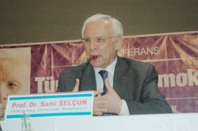 <font size="2"><font face="verdana,geneva"><strong>1982 Anayasası</strong>'nın antidemokratik olduğunu vurgulayan<strong> Sel&ccedil;uk,</strong> <font color="#ff0000">&quot;T&uuml;rkiye, Anayasa'nın kimin tarafından yapılması gerektiğini tartışmaya başlamalı. Ayrıca <strong>Siyasi Partiler Kanunu</strong> <strong>değiştirilmeli </strong>ya da <strong>Venedik Kriterleri kabul edilmeli</strong>. Siyasi Partiler Kanunu'ndaki odak olma kavramı &ccedil;ok muğlak. Herkes farklı yorumlayabilir&quot;</font> diye konuştu. <br /><br /><strong>TCK'nın 301.</strong> maddesindeki değişiklilere de değinen<strong> Sel&ccedil;uk</strong>, dava a&ccedil;ılması i&ccedil;in soruşturma yetkisinin Adalet Bakanı'na değil <strong>Adalet Bakanlığı</strong>'na verileceğini s&ouml;yledi. Sel&ccedil;uk, siyasi nedenlerden dolayı soruşturma yetkisinin Adalet Bakanı'na verilmesi gerektiğini de kaydetti. </font></font>