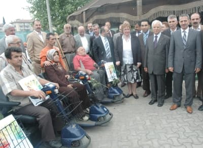<font size="2"><font face="verdana,geneva"><strong>Uzaktaki El Vakfı Başkanı Y&uuml;cel Aydemir</strong> ise Adapazarı Belediyesi ile sıcak ilişkiler i&ccedil;inde olduklarını ve birlikte &ccedil;ok verimli &ccedil;alışmalar ger&ccedil;ekleştirdiklerini belirterek, <font color="#333333">&quot;Engelli vatandaşlarımız bu toplumun bir par&ccedil;ası. Her konuda, her alanda katılımlarını desteklemek i&ccedil;in &ccedil;alışıyoruz. Engelli olabilir, fakat kişinin hayattan zevk almasını ve topluma faydalı olmasını engelleyecek bir kaide yoktur. Sağlıklı d&uuml;ş&uuml;n&uuml;rsek hi&ccedil;birimizin yarın i&ccedil;in bir garantisi yoktur. Onun i&ccedil;in bu kardeşlerimizi engeli var diye toplumdan soyutlamayalım. Buradan ısrarla engelli kardeşlerimizin ailelerine seslenmek istiyorum. L&uuml;tfen engelli diye &ccedil;ocuklarımızı, kardeşlerimizi, ailemizin herhangi bir ferdini toplumdan uzak tutmayalım. Engeli ne olursa olsun toplumla b&uuml;t&uuml;nleşmesini sağlayalım. &Ccedil;&uuml;nk&uuml; o kardeşlerimiz bu toplumun g&uuml;l&uuml;, &ccedil;i&ccedil;eği ve vazge&ccedil;ilmez bir par&ccedil;asıdır. Avrupa'yı &ouml;rnek alarak engelli kardeşlerimizi topluma kazandırma &ccedil;alışmalarını &uuml;lke &ccedil;apında genişletelim&quot;</font> diye konuştu.<br />Gewest Eemland Vakfı Genel M&uuml;d&uuml;r&uuml; Peter van Wermeskerken ise Hollanda'dan getirdikleri &ouml;z&uuml;rl&uuml; ara&ccedil;larının verimli bir şekilde kullanılmasını &uuml;mit ettiklerini kaydetti.<br /><br /></font></font>