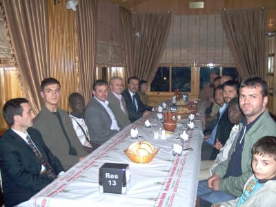 <br /><font size="2"><font face="verdana,geneva"><font color="#990000"><strong>İş adamları Sudanlı &ouml;ğrenciler i&ccedil;in Altındere Alabalık Tesislerinde yemek d&uuml;zenledi.</strong></font> Yemekte konuşan iş adamı Fatih Aydın, her yıl geleneksel olarak Sudan'daki T&uuml;rk okullarında eğitim g&ouml;ren başarılı &ouml;ğrencileri T&uuml;rkiye'de ağırladıklarını belirterek,<font color="#990000"> &quot;B&ouml;ylece Sudanlı gen&ccedil;lere &uuml;lkemizi tanıtma fırsatı buluyoruz. Onları en iyi şekilde ağırlamak i&ccedil;in elimizden geleni yapıyoruz&quot;</font> dedi.<br /><br /><strong>Sudanlı &ouml;ğrenciler ise T&uuml;rkiye'yi ve Akyazı'yı &ccedil;ok beğendiklerini ancak havasını soğuk bulduklarını s&ouml;ylediler.</strong></font></font>