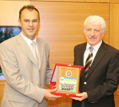 <p><font face="verdana,geneva" size="2">B&uuml;y&uuml;kşehir Belediyesi'nin desteğini her zaman yanlarında g&ouml;rd&uuml;klerini s&ouml;yleyen G&uuml;neş Spor Bayan Futbol Takımı kurucusu ve Futbol İl Temsilcisi Sinan Panta ise, <font color="#cc0000">&ldquo;Adana deplasmanı &ouml;ncesi Başkanımız Aziz Duran'ı ziyaret etmek istedik. Şu an 2. durumdayız. Futbol Federasyonu tarafından seneye kurulacak olan Bayanlar S&uuml;per Ligi'nde m&uuml;cadele etmek i&ccedil;in var g&uuml;c&uuml;m&uuml;zle &ccedil;alışıyoruz. İnşallah kalan ma&ccedil;larımızı da başarı ile tamamlayıp S&uuml;per Lig'e &ccedil;ıkacağız. Biz &ouml;nceden bazı zorluklarla karşılaşıyorduk, sağolsun Başkanımız Aziz Duran bize destek verdi. Ulaşımdan, malzemelere kadar her konuda B&uuml;y&uuml;kşehir Belediyesi'nin desteğini yanımızda g&ouml;rd&uuml;k. Başkanımıza &ccedil;ok teşekk&uuml;r ediyoruz&rdquo;</font> diye konuştu.</font></p><p><font face="verdana,geneva" size="2">Sakarya'nın sporun her branşında &ccedil;ok değerli sporcular yetiştirdiğini s&ouml;yleyen <strong>Başkan Aziz Duran </strong>ise,<font color="#333333"> <strong>&ldquo;Futbol en reva&ccedil;ta spor ve bayanlar arasında da ilgi giderek artıyor. Futbol Federasyonu tarafından Bayanlar S&uuml;per Lig'i oluşturuluyor. G&uuml;neş Spor Bayan Futbol Takımımız da inşallah s&uuml;per lige &ccedil;ıkacak ve adımızı her yerde duyuracak. Biz belediye olarak her zaman yanınızdayız, başarılar diliyorum&rdquo;</strong></font> dedi.</font></p><p><font face="verdana,geneva" size="2">Ger&ccedil;ekleştirilen ziyarette G&uuml;neş Spor Bayan Futbol Takımı antren&ouml;r&uuml; <strong>Ercan Konuklar</strong> ve y&ouml;netici <strong>Havva Kurtuldu</strong> ile sporcularda hazır bulundu. Ziyaret sonunda G&uuml;neş Spor Bayan Futbol Takımı kurucusu ve <strong>Futbol İl Temsilcisi Sinan Panta</strong>, <strong>Başkan Duran'</strong>a teşekk&uuml;r plaketi verdi.</font></p>