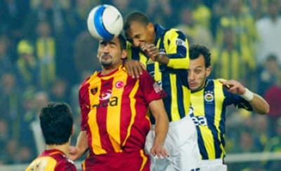 <font face="verdana,geneva" size="2"><br />Fenerbah&ccedil;e'ye olan tutkunluğuyla tanınan<strong> T&uuml;rkiye İhracat&ccedil;ılar Meclisi (TİM) Başkanı Oğuz Satıcı</strong>, iki ezeli rakip Galatasaray ve Fenerbah&ccedil;e'den derbiye yakışır bir futbol ş&ouml;leni beklediğini vurgularken, <strong>Reis Gıda</strong>'nın sahibi <strong>Mehmet Reis</strong>, <font color="#000080">&quot;Fenerbah&ccedil;e bu ma&ccedil;ta yenilirse, isterse diğer t&uuml;m ma&ccedil;ları kazansın, ben Fener'in şampiyonluğunu kutlamam&quot;</font> dedi.<br /><br /></font><font face="verdana,geneva" size="2"><br /><br /><br />Fenerbah&ccedil;eli olan <strong>İstanbul Tekstil ve Hammaddeleri Birliği (İTHİB) Y&ouml;netim Kurulu Başkanı İsmail G&uuml;lle</strong> da<font color="#333333"> &quot;Ge&ccedil; kalmış bir adalet yerini bulacak. Kader bize yine cilve yapmazsa fark atacağız&quot; </font>dedi. <br /><br /></font><font size="2"><font face="verdana,geneva"><strong>Murat Dedeman</strong> Galatasaray'ın yenmekten başka şansı olmadığını vurgularken,<strong> Erkut Y&uuml;caoğlu</strong> da, <font color="#ff0000">&quot;Galatasaray &ccedil;ok iyi hazırlanıyor. Zaten ma&ccedil;ı alamazsa şampiyon da olamaz. En fazla berabere kalırız&quot;</font> diye konuştu. Tahmin yapmaktan ka&ccedil;ınan<strong> Zorlu Holding Y&ouml;netim Kurulu Başkanı Ahmet Nazif Zorlu</strong> ise, <font color="#ff0000">&quot;Spora yakışan bir oyun olsun. Centilmence oynayan kazansın&quot;</font> diye konuştu. Beşiktaşlı işadamları ise ağırlıkla ma&ccedil;ın berabere biteceği tahmininde bulundu.<br /><br /></font></font><font size="2"><font face="verdana,geneva"><strong>İş adamlarının tahminleri: <br /><br />- TİM Başkanı Oğuz Satıcı:</strong> Fenerbah&ccedil;e 1-0 ya da 2-1 alır <br /><strong><font color="#333333">- Zorlu Holding Y&ouml;netim Kurulu Başkanı Ahmet Nazif Zorlu:</font></strong> Centilmence oynayan kazansın. <br /><strong>- TUSKON Başkanı Ruzanur Meral:</strong> Fenerbah&ccedil;e 3-1 alır. <br /><strong><font color="#333333">- Anadolu Grubu Y&ouml;netim Kurulu Başkanı Tuncay &Ouml;zilhan:</font></strong> Fenerbah&ccedil;e 2-1 alır. <br /><strong>- Dedeman Holding Y&ouml;netim Kurulu Başkanı Murat Dedeman:</strong> Galatasaray 1-0 yenecek. <br /><font color="#333333"><strong>- İTHİB Başkanı İsmail G&uuml;lle:</strong></font> Fenerbah&ccedil;e 2-0 alır. <br /><strong>- Reis Gıda'nın sahibi Mehmet Reis:</strong> Fenerbah&ccedil;e 2-1 yener. <br /><strong><font color="#333333">- Kiğılı Giyim Y&ouml;netim Kurulu Başkanı Abdullah Kiğılı:</font></strong> Fenerbah&ccedil;e 2-1 ya da 1-0 kazanır. <br /><strong>- Bisse Y&ouml;netim Kurulu Başkanı İbrahim Kefeli:</strong> 1 gol farkla alır Fener kazanır. <br /><font color="#333333"><strong>- Kibar Holding Başkan Yardımcısı Ali Kibar:</strong></font> 1-1 ya da 0-0 berabere biter. <br /><strong>- ASO Başkanı Nurettin &Ouml;zdebir:</strong> Ben 1-1 bitecek diyorum. <br /><strong><font color="#333333">- Kopuz Şirketler Grubu Başkanı Ali Kopuz:</font></strong> Fenerbah&ccedil;eyiz, 2-0 kazanırız. <br /><strong>- T&Uuml;RSAB Başkanı Başaran Ulusoy:</strong> Fenerbah&ccedil;e 2-1 alacak. <br /><strong><font color="#333333">- Turkuaz Grubu Y&ouml;netim Kurulu Başkanı Erkut Y&uuml;ceaoğlu:</font></strong> Galatasaray 2-1 alacak. <br /><strong>- Taha Holding Genel Koordinat&ouml;r&uuml; İsmail Hakkı Kısacık:</strong> M&uuml;cadele berabere biter. <br /><br /></font></font><font face="verdana,geneva"><font size="2"><strong>Paranın patronları da Fenerli</strong> <br /><br /></font><font size="2">T&uuml;rkiye'nin en zengin işadamları da, b&uuml;y&uuml;k oranda <strong><font color="#000080">Fenerbah&ccedil;e</font></strong>'yi tutuyor. Ancak T&uuml;rkiye'nin en zengin ilk 3 adamının tuttuğu takım farklı. <strong>Forbes dergisinin</strong> 2007 yılı T&uuml;rkiye'nin en zenginleri listesine g&ouml;re, 4.3 milyar dolarlık servetle birinci sırada yer alan <strong>&Ccedil;ukurova</strong>'nın patronu <strong>Mehmet Emin Karamehmet</strong> <font color="#ff0000">Galatasaraylı.</font> 4.1 milyar dolarla 2. sırada yer alan <strong>Enka'nın Şeref Başkanı Şarık Tara</strong> da <font color="#ff0000">Galatasaraylı.</font> 4 milyar dolarla 3. sırada yer alan <strong>H&uuml;sn&uuml; &Ouml;zyeğin</strong> ise</font></font><font size="2"><font face="verdana,geneva"><strong> Beşiktaşlı.<br /></strong><br /></font></font><font size="2"><font face="verdana,geneva"><font color="#333333"><strong>Ağaoğlu Şirketler Grubu Başkanı Ali İbrahim Ağaoğlu</strong> Trabzonsporlu,<strong> Yaşar Topluluğu Onursal Başkanı Sel&ccedil;uk Yaşar</strong> Karşıyakalı, <strong>Zorlu Ailesi'nden Ahmet Nazif Zorlu, Zeki Zorlu ve Olgun Zorlu</strong> ise Vestel Manisasporlu. <strong>B&uuml;lent Eczacıbaşı, Faruk Eczacıbaşı,</strong> Kamil Yazıcı, Asım Kibar, Oğuz G&uuml;rsel, Lucien Arkas, Erol &Uuml;&ccedil;er ve Necati Kurmel ise takım tutmayan &uuml;nl&uuml; işadamları. <br /></font><br />Referans</font></font>&nbsp;<font size="2"><br /></font><font face="verdana,geneva">&nbsp;</font>