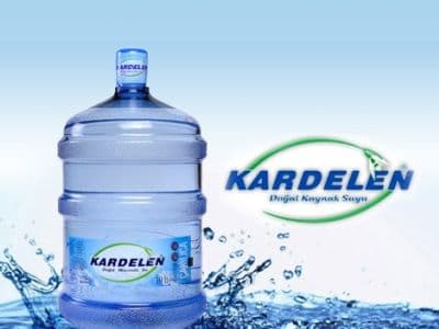 <font face="arial,helvetica,sans-serif" size="2"><font size="3"><strong>Kardelen: &quot;Yasal Haklarımızı Kullanacağız&quot;</strong></font><br /> &nbsp;<br /> Kardelen Su'dan yapılan a&ccedil;ıklamada 14 yıldan bu yana Sağlık  Bakanlığı'nın rutin denetimlerine tabi tutulmalarına rağmen bu g&uuml;ne  kadar alınan numelerde sağlık şartlarına aykırı herhangi bir durumla  karşılaşılmadığı bildirildi. Genel M&uuml;d&uuml;r M&uuml;kremin Tosun imzası ile  yapılan a&ccedil;ıklamada ise şu g&ouml;r&uuml;şlere yer verildi:<br /> &nbsp;<br /> 03 Ağustos 2012 Cuma g&uuml;n&uuml; Sağlık Bakanlığı tarafından yapılan a&ccedil;ıklamada  damacana sularımızın sağlık şartları a&ccedil;ısından uygun olmadığı  belirtilmiştir. Bunun bir yanılsama olduğuna inanıyoruz.<br />   <br /> &quot;14 Yıldan Bu Yana Sağlık Bakanlığı&rsquo;mızın Rutin Denetimleri Altında&quot;<br />   <br /> &Ccedil;&uuml;nk&uuml;; Şirketimiz 14 yıldan bu yana Sağlık Bakanlığı&rsquo;mızın rutin  denetimleri altında sağlık şartlarına azami hassasiyet g&ouml;stererek  &uuml;retimine devam etmektedir. Bug&uuml;ne kadar alınan onlarca numunede sağlık  şartlarına aykırı bir durumla karşılaşılmamıştır. Tesislerimizin  kuruluşundan bu yana Sağlık Bakanlığı Hıfzıssıhha Enstit&uuml;s&uuml;  M&uuml;d&uuml;rl&uuml;ğ&uuml;&rsquo;nce yapılan t&uuml;m denetim ve analizlerde bir tek olumsuz rapor  s&ouml;z konusu değildir. <br /> &nbsp;<br /> S&ouml;z konusu kurumun 27 Haziran 2012 (Ektedir) tarihli analiz raporu da  bunun en son g&ouml;stergesidir. Bunun yanı sıra şirketimiz son &uuml;&ccedil; yıl  i&ccedil;erisinde isale hattı, ana su deposu ve kaptaj sistemlerini yenilemiş  ve &uuml;retim tesisi i&ccedil;erisindeki hijyen koşullarını en &uuml;st noktaya  taşımıştır. &Uuml;lkemizin doğal mineralli su olma vasfını taşıyan nadir  markalarından olan Kardelen Su t&uuml;keticinin beğenisi ve sağlığını koruma  noktasında azami hassasiyet g&ouml;stermektedir. &nbsp;<br /> &nbsp;<br /> Bu bağlamda Kardelen Su olarak insana ve insan sağlığına verdiğimiz &ouml;nem  gereği asla hijyen koşullarından taviz vermediğimizi, s&uuml;re&ccedil; i&ccedil;erisinde  yaşanan bu gelişmelerin t&uuml;m y&ouml;nleri ile incelenerek m&uuml;teakip sonu&ccedil;ları  ne olursa olsun, t&uuml;m hukuki haklarımızı da kullanarak, gelişmeleri  kamuoyu ile paylaşacağımızı belirtir, saygılar sunarız.&rdquo;</font>