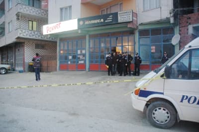<font face="verdana,geneva"><font size="2"><font color="#ff0000"><strong>Polis</strong>, Namık Şen'in <strong>&quot;&ouml;ld&uuml;rd&uuml;m&quot;</strong> dediği 2 &ccedil;ocuk annesi kadının yaşayıp yaşamadığını kontrol etmedi.</font> Olay b&ouml;lgesinin<font color="#000000"> jandarma b&ouml;lgesi olması</font> nedeniyle polisler daha sonra olayı jandarma ekiplerine teslim etti. Polis ekiplerinin &ouml;ld&uuml; diye teslim ettiği kadının yattığı yerde jandarma ekipleri delil aramaya başladı. Cumhuriyet Savcısı'na otopsiye gelmesi i&ccedil;in bilgi verildi. Yaklaşık<strong> 3 saat</strong> sonra <strong>saat 21:30</strong> sıralarında Adapazarı'ndan gelen<strong> Cumhuriyet Savcısı Abdullah Kıvrak </strong>ve adli tabip olay yerinde inceleme yaptı.</font><font color="#ff0000"><font size="2"> <br /><br /><strong>Saat 22:00</strong> sıralarında adli tabip kadının cesedini incelerken v&uuml;cudunun h&acirc;l&acirc; sıcak olduğunu fark etti.</font><font size="2"><font color="#000000"> Kontrolde de nabız attığını g&ouml;r&uuml;nce olay yerine 112 ambulansı &ccedil;ağırıldı. 112 ambulansındaki sağlık memuru, kocasının boğduğunu s&ouml;ylediği kadının nabzının hala attığını tespit edince 3.5 saat &ouml;ld&uuml; diye yerde bekleyen kadının hastaneye kaldırılmasına karar verildi. Otopsi sırasında hayat belirtileri veren Yeşim Şen ambulansla <strong>Sakarya Eğitim ve Araştırma Hastanesi</strong>'ne g&ouml;t&uuml;r&uuml;ld&uuml;. Adapazarı'na <strong>getirilirken Sakarya Eğitim ve Araştırma Hastanesi</strong>'ne bilgi verilince Yoğun Bakım Servisi'nde hazırlık yapıldı. <strong>Saat 22:30</strong> gibi gen&ccedil; kadın ambulansla hastaneye getirildi. Ancak acil serviste bir s&uuml;re m&uuml;dahale edilen <strong>kadın kurtarılamadı.</strong><br /><br /></font><font color="#ff0000">Saldırgan <strong>N. Ş., </strong>&ccedil;ıkarıldığı mahkeme tarafından tutuklanarak cezaevine g&ouml;nderildi. </font></font></font></font>