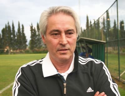 <p><font face="verdana,geneva" size="2">İdman &ouml;ncesi gazetecilere a&ccedil;ıklama yapan<strong> Demirbakan</strong>, &ouml;nlerindeki iki ma&ccedil;ı en iyi şekilde değerlendirmeye &ccedil;alışacaklarını kaydetti. G&ouml;revi aldığından beri bir &ccedil;ok kişinin kendisine arayarak inan&ccedil;larını dile getirdiğini anlatan Demirbakan, <font color="#cc0000">&quot;Bize inanan insanların g&uuml;venine layık olacağız&quot;</font> dedi.</font></p><p><font size="2"><font face="verdana,geneva">Rakiplerinin alacağı neticelerin kendilerini ilgilendirmediğini ifade eden Demirbakan, &ouml;nce Samsunspor, daha sonra da Kayseri Erciyes ma&ccedil;ına odaklanacaklarını vurguladı. <strong>Demirbakan, ş&ouml;yle konuştu:</strong><font color="#cc0000"> &quot;</font><font color="#cc0000">Şampiyonluk m&uuml;cadelesinde d&ouml;rt takımında y&uuml;zde 25 şansının olduğunu d&uuml;ş&uuml;n&uuml;yorum. Bunda kendi performanslarından ziyade rakiplerinin performansının etkili olacağını d&uuml;ş&uuml;n&uuml;yorum. Rakipler &ouml;nemli. K&uuml;me d&uuml;şmeyi garantilemiş takımlar bile ligin seyrine etki ediyor. Puan cetvelinde takımların yerlerini değiştirebiliyorlar. &Ccedil;ok g&uuml;zel bir lig oluyor. Bu T&uuml;rk futbolunun geleceği a&ccedil;ısından &ouml;nemli. K&uuml;me d&uuml;şmesi kesinleşen takımlar ligi bırakmıyor. Şaibelere ve s&ouml;ylentilere fırsat vermiyor. Takımın durumunu merak ediyorum. Fazla zamana gerek yok. 1-2 g&uuml;nde anlarım. Daha &ouml;nceki yaşadığımız birikim, bilgi ve tecr&uuml;beleri bu kısa araya sıkıştırarak Sakaryaspor'u layik olduğu yere getirmeye &ccedil;alışacağız.&quot;</font></font></font></p><p><font face="verdana,geneva" size="2">Sakaryaspor'lu taraftarların son ma&ccedil;a kadar yanlarında olacağını s&ouml;yleyen <strong>Demirbakan</strong>, <font color="#333333">&quot;Taraftarlar işini bilir. Mağlup oldukları ma&ccedil;larda bile takımı hoş g&ouml;r&uuml;yle karşıladılar. Ligin uzun bir maraton olduğunu en iyi onlar biliyor. Son ma&ccedil;a kadar yanımızda olacaklar&quot;</font> diye konuştu.</font></p><p><font size="2"><font face="verdana,geneva"><strong>Sakaryaspor Kul&uuml;b&uuml; Mali İşlerden Sorumlu Y&ouml;neticisi Fevzi Kılı&ccedil;</strong>, futbolcuların iddia oynadığı şeklinde yerel bir gazetede &ccedil;ıkan haberi Sakaryaspor y&ouml;netimi olarak şiddetle kınadıklarını belirtti. Sakaryaspor'un tarihinde ne y&ouml;netimiyle, ne futbolcusuyla, nede camia olarak bu t&uuml;r olayların i&ccedil;erisinde hi&ccedil;bir zaman olmadığını anlatan Kılı&ccedil;, şunları kaydetti:</font></font></p><p><font face="verdana,geneva" size="2" color="#333333">&quot;Yerel bir gazetede Sakaryaspor'lu futbolcuların iddia oynadığı ile ilgili haberi Sakaryaspor y&ouml;netimi olarak şiddetle kınıyoruz. Sakaryaspor tarihinde ne y&ouml;netimiyle, ne futbolcusuyla, nede camia olarak bu t&uuml;r olayların i&ccedil;erisinde hi&ccedil; bir zaman olmamıştır. Bundan sonrada olmayacaktır. Futbolcularımız son derece karakterli, onurlu ve şerefli arkadaşlardır. Dolayısıyla &ccedil;ıkan haber futbolcularımızı son derece &uuml;zm&uuml;şt&uuml;r. &Ccedil;ıkan bu haberden son derece rahatsız olduk. &Ccedil;ıkan haber Sakaryaspor'a ve futbolcularına ciddi anlamda sıkıntı ve rahatsızlık verdi.&quot;</font></p>
