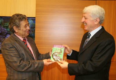 Başkan Duran'a Kitabını Hediye Etti
