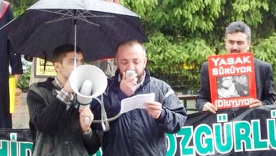 <p><font face="verdana,geneva" size="2">&ldquo;<font color="#cc0000">İyi anlaşılsın ki; toplumsal sorunlar, baskı ve yasaklarla &ccedil;&ouml;z&uuml;lemez. Haklı talepler şiddetle asla susturulamaz. Bilakis sorunları daha da b&uuml;y&uuml;t&uuml;r. Nitekim K&uuml;rt sorunu, egemen zihniyetin yıllardır s&uuml;rd&uuml;rd&uuml;ğ&uuml; ink&acirc;rcı zul&uuml;m politikalarının sonucunda bu noktaya gelmiştir.</font>&rdquo; denilen a&ccedil;ıklamada K&uuml;rt halkını PKK ile &ouml;zdeşleştirmenin b&uuml;y&uuml;k bir hata olacağının ve bunun M&uuml;sl&uuml;man K&uuml;rt halkını yok saymak anlamına geleceğinin altı &ccedil;izildi.</font></p><p><font face="verdana,geneva" size="2">Bazı yayın organlarınca her fırsatta İslam&rsquo;a ve M&uuml;sl&uuml;manlara saldırıldığı, bunun son &ouml;rneğinin de H&uuml;seyin &Uuml;zmez olayıyla yaşandığı dile getirilen <strong>a&ccedil;ıklamada</strong>: &ldquo;<font color="#cc0000">Danimarka&rsquo;da İslam&rsquo;a ve tevhid peygamberi Hz. Muhammed&rsquo;e y&ouml;nelik &ccedil;irkinlikler sergileyen zihniyetin T&uuml;rkiye acenteliğini yapanlara; inancımızı ve değerlerimizi hedef alan bu t&uuml;r yayınlardan bir an &ouml;nce vazge&ccedil;meleri &ccedil;ağrısı yapıyoruz.</font>&rdquo; denildi.</font></p>