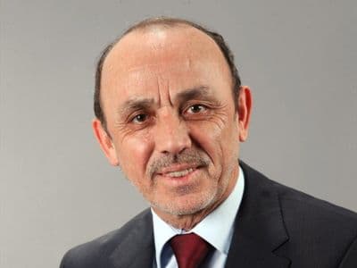<font face="arial,helvetica,sans-serif" size="2"><strong>&Ouml;zt&uuml;rk ayrıca SakaryaRehberim.com'a şu a&ccedil;ıklamayı da yaptı: </strong><br /><br />&quot;Erenler'de  Kentsel D&ouml;n&uuml;ş&uuml;m Projesini başlattık. Bununla ilgili &ccedil;alışmalar hızla  s&uuml;r&uuml;yor. Şu anda mimarlık b&ouml;l&uuml;m&uuml; &ccedil;alışmalarını s&uuml;rd&uuml;r&uuml;yor. <br /><br />Proje  ortaya &ccedil;ıktıktan sonra ihaleye a&ccedil;ılacak. İhaleden sonra ise TOKİ ile  anlaşılacak. O b&ouml;lgede oturan vatandaşlarla tek tek g&ouml;r&uuml;ş&uuml;lecek&quot;. <br /><br />Başkan &Ouml;zt&uuml;rk'e <font color="#000080">&quot;Peki Roman vatandaşlar nereye gidecek&quot;</font>  sorusuna da Başkan &Ouml;zt&uuml;rk&nbsp; &quot;Bununla ilgili kesin bir şey s&ouml;yleyemem.  Kesinlikle o rahatsız eden g&ouml;r&uuml;nt&uuml; oradan kaldırılacaktır. O b&ouml;lgeye  daha modern, daha temiz bir alan yapılacak&quot; dedi. <br /><br /><font color="#000080">&quot;Bu  &ccedil;alışmaların 6 ay gibi bir zamanda olacağı s&ouml;yleniyor. Bize proje ile  ilgili bir s&uuml;re verebilir misiniz?&quot; sorusuna ise Başkan &Ouml;zt&uuml;rk, &quot;Proje  ile ilgili şuan i&ccedil;in bir zaman vermem m&uuml;mk&uuml;n değil&quot; dedi. </font><br /><strong><br />SakaryaRehberim.com &Ouml;zel Haber <br /></strong><br /><strong>*** </strong><br /><br />Ge&ccedil;tiğimiz g&uuml;nlerde Erenler&rsquo;de Kentsel D&ouml;n&uuml;ş&uuml;m &ccedil;alışmalarının başladığına dair haber yapmıştık. <br /><br /><a href="../../../others/haber-erenler8217de-kentsel-donusum-calismalari-basladi-171402.html" target="_blank"><font size="3">(İlgili habere gitmek i&ccedil;in tıklayın). </font></a></font>