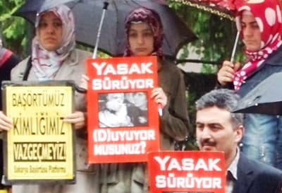 <p><font face="verdana,geneva" size="2">Sakarya&rsquo;da hafta i&ccedil;i yaşanan gelişmeler bu durumun somut &ouml;rneğidir ki, ilgili partilerin sağduyulu yaklaşımları sonucu bir felaketin kıyısından d&ouml;n&uuml;lm&uuml;şt&uuml;r. İktidarını kaybetmek istemeyen silahlı b&uuml;rokratik ideolojik unsurlar halkları karşı karşıya getirerek kendisine bağımlı kılmaya &ccedil;alışmaktadır.<br />&nbsp;<br />İyi anlaşılsın ki; toplumsal sorunlar, baskı ve yasaklarla &ccedil;&ouml;z&uuml;lemez. Haklı talepler şiddetle asla susturulamaz. Bilakis sorunları daha da b&uuml;y&uuml;t&uuml;r. Nitekim K&uuml;rt sorunu, egemen zihniyetin yıllardır s&uuml;rd&uuml;rd&uuml;ğ&uuml; ink&acirc;rcı zul&uuml;m politikalarının sonucunda bu noktaya gelmiştir. Buna rağmen, egemen zihniyet; ink&acirc;rında ısrar etmekte, Batı&rsquo;da lin&ccedil;, Doğu&rsquo;da baskı ve şiddet h&uuml;k&uuml;m s&uuml;rmektedir. Ge&ccedil;tiğimiz haftalarda Milli G&uuml;venlik dersinde &ldquo;<font color="#cc0000">Dağa &ccedil;ıkın da sizi &ouml;ld&uuml;reyim</font>&rdquo; denilerek hakaret edilen &ouml;ğrenciler; bu durumu şikayet ettiklerinde şikayetlerinin karşılığında okulda baskına uğramışlardır. O halde &ouml;ğrencilerin şik&acirc;yet dilek&ccedil;elerinin sonucunu tahmin etmeye gerek var mı? </font></p><p><font face="verdana,geneva" size="2">Bu noktada şunu s&ouml;ylemeliyiz ki K&uuml;rt halkını PKK ile &ouml;zdeşleştirmek b&uuml;y&uuml;k bir hatadır. Bu M&uuml;sl&uuml;man K&uuml;rt halkını yok saymak anlamına gelir ve bu tutumla sorunun &ccedil;&ouml;z&uuml;lmesini bırakın sağlıklı tespitler yapılması dahi s&ouml;z konusu olamaz. </font></p>