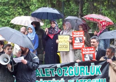 <p><font face="verdana,geneva" size="2">Ancak Kurt kuzuyu yemeyi kafasına takmış bir kere... Geriye kalan buna yasal bir kılıf uydurmaktır; tıpkı Danıştay saldırısının gerek&ccedil;eli kararında da olduğu gibi! Saldırının Ergenekon &ccedil;etesi tarafından, olası darbe s&uuml;recini hızlandırmak i&ccedil;in yapıldığı ortaya &ccedil;ıktığı halde; kararda, sebep &lsquo;baş&ouml;rt&uuml;s&uuml;&rsquo; gibi g&ouml;sterilmiştir. Anlaşılan o ki, kalem &ccedil;oktan kırılmış, geriye bahanesini yazmak kalmıştır O halde baş&ouml;rt&uuml;s&uuml;ne ilişkin anayasal d&uuml;zenlemenin akıbetini merak etmeye gerek var mı?</font></p><p><font face="verdana,geneva" size="2">Bu t&uuml;r bir anlayış kesinlikle kabul edilemez. Hi&ccedil;bir hukuki dayanağı bulunmayan baş&ouml;rt&uuml;s&uuml; yasağını uygulayanlar su&ccedil; işlediği halde, su&ccedil; işleyenler değil baş&ouml;rt&uuml;l&uuml;ler cezalandırılmaktadır. Buna karşı, &ccedil;eteci yapıların su&ccedil;&uuml;st&uuml; yakalanan adamları bir bahaneyle kurtarılmaktadır; tıpkı Şemdinli ve Y&uuml;ksekova &ccedil;etesi davalarında olduğu gibi... Bu nasıl bir anlayıştır ki; masuma su&ccedil;lu muamelesini reva g&ouml;r&uuml;rken, asıl su&ccedil;luları serbest bırakabilmektedir?</font></p><p><font face="verdana,geneva" size="2"><strong>Nasıl bir hukuktur ki bu</strong>; hem Darbe G&uuml;nl&uuml;kleri&rsquo;nin ger&ccedil;ek olduğunu kabul etmektedir, hem de darbecilerle ilgili hi&ccedil;bir işlem yapmamaktadır? 2004 yılında iki darbe girişiminin varlığı ispat edilmesine rağmen neden hi&ccedil;bir dava a&ccedil;ılmamaktadır? Maaşlarını halktan toplanan vergilerle alanlar; yine halkın vergileriyle alınan silahları halka doğrultabildikleri halde, bu ağır su&ccedil; nasıl h&acirc;l&acirc; cezasız kalabilmektedir? </font></p><p><font face="verdana,geneva" size="2">Bu soruların cevaplarıyla y&uuml;zleşmesi ve &ccedil;&ouml;z&uuml;m &uuml;retmesi gereken AKP H&uuml;k&uuml;meti ise ilkesizliğin yol a&ccedil;tığı savrulmalar ve &ccedil;elişkiler yaşamaktadır. H&uuml;k&uuml;met, Darbeci 12 Eyl&uuml;l zihniyetinin yasakladığı Taksim meydanını emek&ccedil;ilerden esirgeyerek, kimin mahremini kime karşı korumuştur? O zihniyet değil midir bug&uuml;n kendisini kapatmak isteyen? O zihniyet değil midir yeni darbeler planlayan, &ccedil;eteler kuran? O halde bu şirinlik g&ouml;sterileriyle H&uuml;k&uuml;met kime, hangi mesajı vermektedir? Daha &ouml;nce yaşanan tecr&uuml;belerden hi&ccedil; ders alınmayacak mı? Yılana tatlı s&ouml;z edenler, ısırılmaktan usanmadı mı?</font></p><p><font face="verdana,geneva" size="2"><strong>Bu hafta g&uuml;ndemle ilgili değinmek istediğimiz bir husus daha var:</strong> Doğru olduğu kanıtlandığı takdirde, hi&ccedil;bir şekilde tasvip etmeyeceğimiz bir olaya karışan H&uuml;seyin &Uuml;zmez&rsquo;in durumu, kartel medyası tarafından M&uuml;sl&uuml;manlara ve Hazreti Peygamber&rsquo;in evliliklerine y&ouml;nelik ahlaksızca bir karalama yarışına d&ouml;n&uuml;şmektedir. Baş&ouml;rt&uuml;m&uuml;zle ve namazımızla uğraşanlar, &Uuml;zmez olayıyla başlattıkları bu son kampanyayı, acaba daha nereye kadar s&uuml;rd&uuml;rmeyi planlıyor? Danimarka&rsquo;da İslam&rsquo;a ve tevhid peygamberi Hz. Muhammed&rsquo;e y&ouml;nelik &ccedil;irkinlikler sergileyen zihniyetin T&uuml;rkiye acenteliğini yapanlara; inancımızı ve değerlerimizi hedef alan bu t&uuml;r yayınlardan bir an &ouml;nce vazge&ccedil;meleri &ccedil;ağrısı yapıyoruz. </font></p><p><font face="verdana,geneva" size="2"><strong>Sakarya Baş&ouml;rt&uuml;s&uuml; Platformu olarak</strong>, sorunların lin&ccedil;, baskı, yasak ya da şiddetle &ccedil;&ouml;z&uuml;lemeyeceğini bir kez daha vurguluyoruz. H&uuml;k&uuml;mete, &ccedil;&ouml;z&uuml;m&uuml;n, darbecilerle uzlaşarak değil, ancak bu geleneğin ve uzantılarının tasfiyesiyle m&uuml;mk&uuml;n olabileceğini hatırlatıyoruz. Baş&ouml;rt&uuml;m&uuml;z&uuml;, inancımızı ve inandığımız gibi yaşama hakkımızı yasaklama niyetinde ısrar edenlere, bizim de İslami <font color="#cc0000">DİRENİŞ</font>&rsquo;te karar kıldığımızı beyan ediyoruz. Gerek&ccedil;eli kararımız: Hi&ccedil;bir zul&uuml;m ve baskı kalmayıncaya kadar direnmek, bizim en temel ibadi sorumluluklarımızdandır!</font></p><p><font face="verdana,geneva" size="2"><strong>Bu sorumluluk</strong>; T&uuml;rkiye&rsquo;de baş&ouml;rt&uuml;s&uuml;ne &ouml;zg&uuml;rl&uuml;k i&ccedil;in direnmektir, Filistin&rsquo;de ise Siyonist zulme karşı durmak, &ouml;zg&uuml;r Kud&uuml;s i&ccedil;in m&uuml;cadele safında yer tutmaktır. Filistinli kardeşlerimiz ki, her t&uuml;rl&uuml; acıya, zorbalığa ve katliama maruz kaldıkları halde diren&ccedil;lerinden ve azimlerinden bir şey kaybetmemektedir, o halde Rabb&rsquo;imiz onların her daim yardımcısı olacaktır. Bize d&uuml;şen ise dualarımızı fiillerimize d&ouml;kmek; Filistin&rsquo;in &ouml;zg&uuml;rl&uuml;ğ&uuml; i&ccedil;in tevhidi m&uuml;cadeleyi her yerde y&uuml;kseltmektir.</font></p>